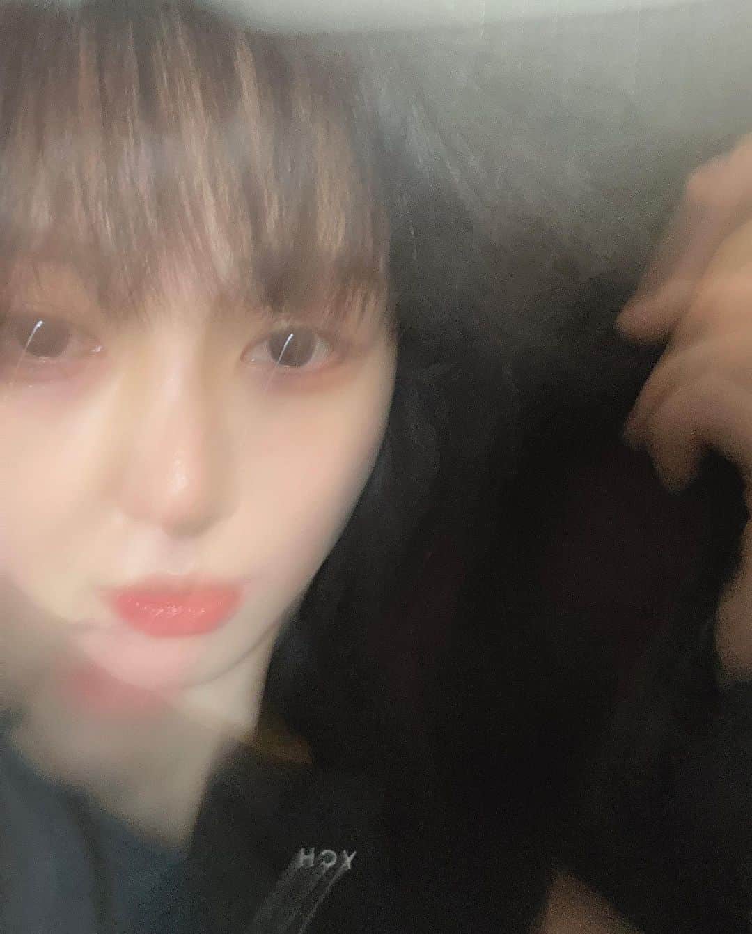 のインスタグラム：「눈썹칼로 머리짜르는 거 재미들렸다 빠밤 사진 건질려고 계속 찍다보니 눈물고임 운거아님🤣」