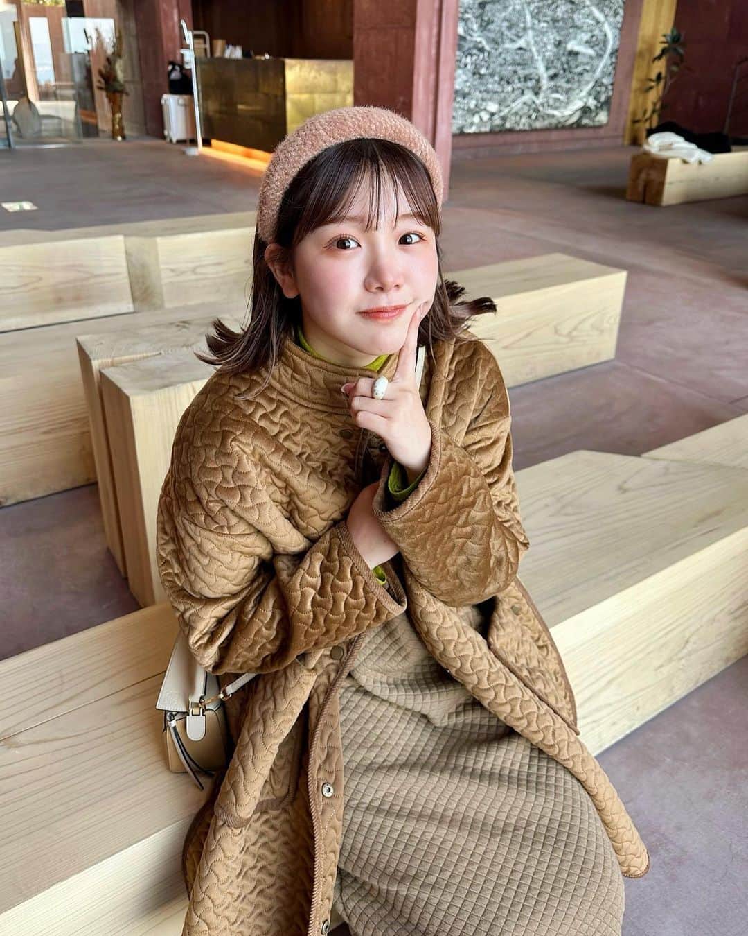 きりまるのインスタグラム：「. この前旅行で、泊まった旅館が おしゃれで綺麗で良すぎた.....🗻♡  お部屋もホテルの外観もシンプルで オシャレで、部屋の中にはテラスと かけ流しの天然温泉もついて最高でしたわ🧖🏻‍♀️  なのにさ 間違えて、最初熱かったけん 水足したら足しすぎて市民プールくらいの 水温になって "さいこうな温泉"みたいな 温度では楽しめんかった。やらかした。笑笑笑  大分のことはなかなか誰にも負けんくらい 詳しいと思ってたはずやのに、さいきん こんな素敵な旅館できてたの 知らんくて、まだまだでした  🤦🏻‍♂️ 観光大使になれるまで、 たくさん勉強したいと思います👐🏻笑 （諦めねえ ！！） . . #大分旅行#別府温泉#おんせん県おおいた #ガレリア御堂原 #湯布院 #大分観光」