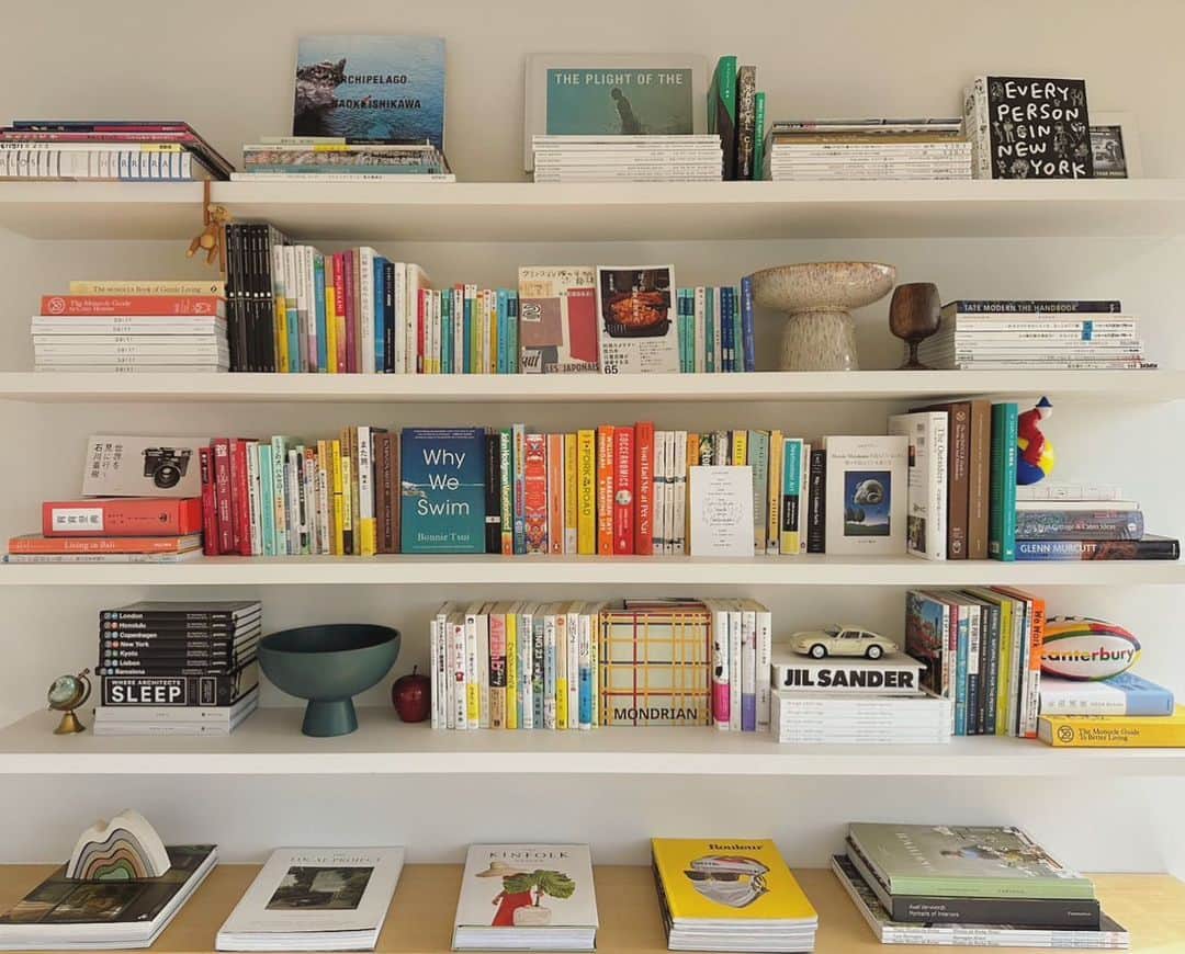 古谷有美のインスタグラム：「📚 There’s a bookworm in this house and definitely it’s not me….  お恥ずかしながら、これまでの人生 本を読むことが生活の一部だったことが、ナ、イ！！ そんな私が今年になって続けているのが 15分間読書。 びっくり、意外と続いています！  平日の朝、息子と夫を送り出してから 娘の腹時計が鳴るまでの短い時間限定で ぶわぁあああっと読むことに決めて 1か月半。 とってもとっても楽しい。  今は人にすすめてもらった 原田マハさん作品を3連続で読んでます。  この楽しみ、平日限定なのも良いところ。 週末はもち太郎も家にいるので 朝の静寂はお預けです.... おかげで、少し😂月曜日が楽しみに。 みなさんは2023年始めたことありますか？  #つぎは何読もうかな #おすすめあれば教えてください #ハッピーな月曜日を」