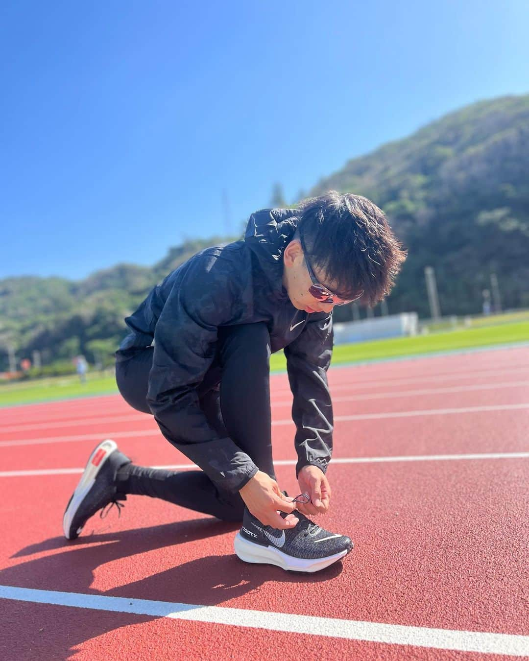 遠藤日向さんのインスタグラム写真 - (遠藤日向Instagram)「Nike Invincible 3   前シリーズも履いているのですが、今回新しいシリーズの方がクッション性も高い上にアッパーもしっかりしていて走っていて安定性がありました。 ヒール部分もかかとにフィットして走りやすく感じました。  ・日本は海外と違い、アスファルトが多いので硬いところを走る時でもインビンシブル3なら不安なく走れるシューズです。 ・僕自身は午前のメインのトレーニングが終わり、足にダメージがある状態の午後のeasy runに使うことが多いです。 ・個人的にはアッパー素材がインビンシブル2よりインビンシブル3のほうが好きです。  ぜひ、みなさんも試してみて下さい！ #nike」2月17日 21時32分 - e_01.h48