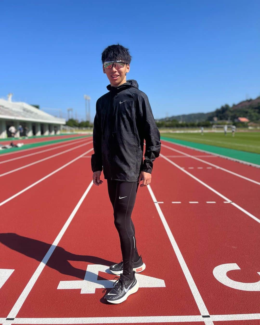 遠藤日向のインスタグラム：「Nike Invincible 3   前シリーズも履いているのですが、今回新しいシリーズの方がクッション性も高い上にアッパーもしっかりしていて走っていて安定性がありました。 ヒール部分もかかとにフィットして走りやすく感じました。  ・日本は海外と違い、アスファルトが多いので硬いところを走る時でもインビンシブル3なら不安なく走れるシューズです。 ・僕自身は午前のメインのトレーニングが終わり、足にダメージがある状態の午後のeasy runに使うことが多いです。 ・個人的にはアッパー素材がインビンシブル2よりインビンシブル3のほうが好きです。  ぜひ、みなさんも試してみて下さい！ #nike」