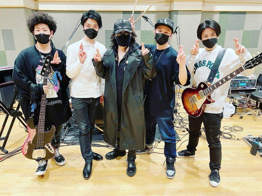 Toshlさんのインスタグラム写真 - (ToshlInstagram)「3月5日開催 龍玄とし・DINE AND CONCERT に向け、初バンドリハーサル！ 最高のメンバー、最高のスタッフで、最高のDINE AND CONCERT  創り上げます！ぜひご一緒に楽しんでくださいな  左から ベース　#櫻井陸来 "ロック" キーボード #小瀧俊治　"コタッキー" ボーカル 龍玄とし　"としくん" ドラム #山本淳也　 "ジュンヤ"  今日お誕生日おめでとう！ ギター #高慶卓史 "CO-K"」2月17日 21時37分 - toshl_officia