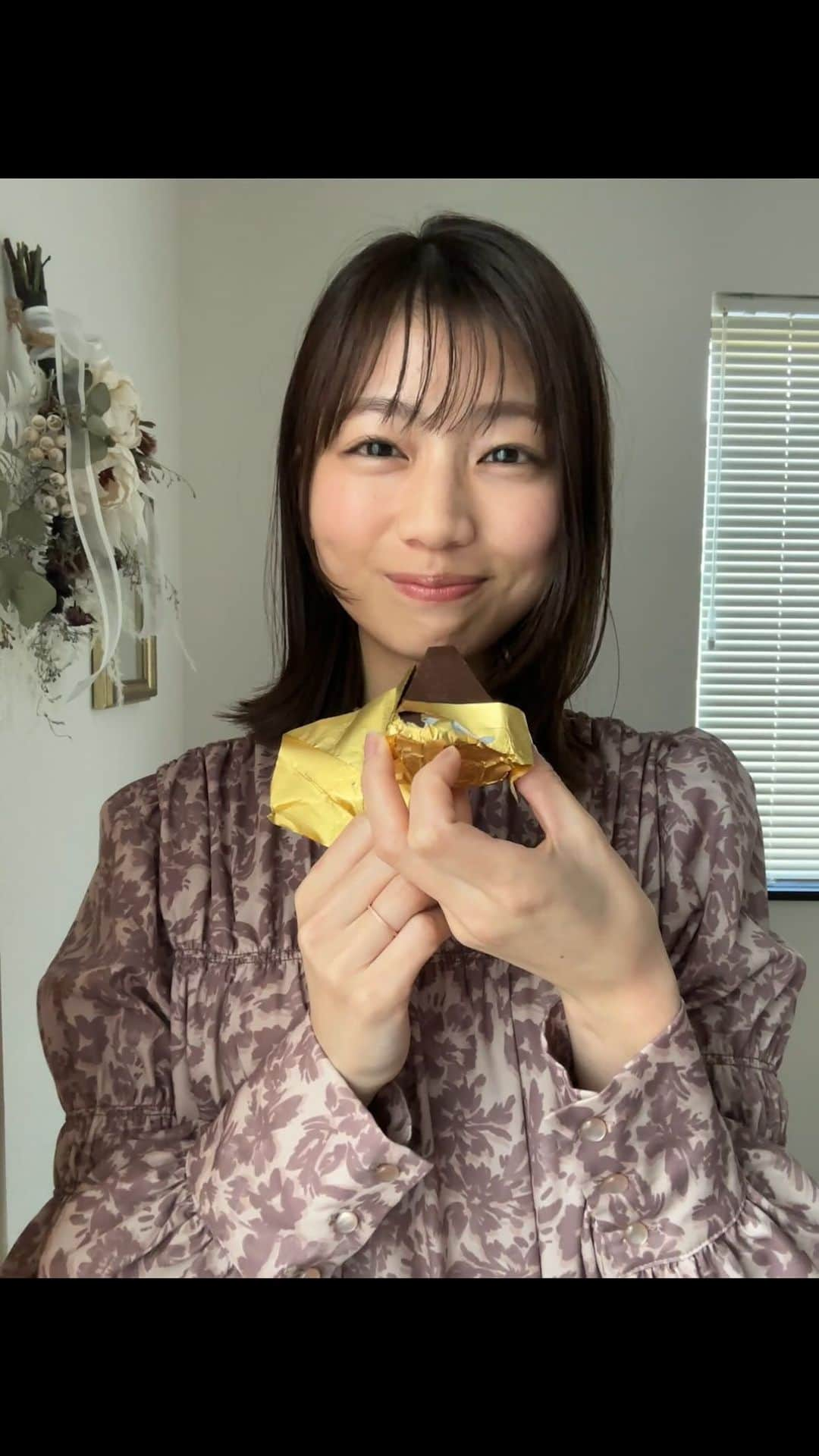 村上奈菜のインスタグラム：「. SOCORAのグルテンフリーショコラケーキ☺︎ 柔らかくて口に入れた瞬間溶けて幸せ広がった🤤♡  1つで満足度が高くて これでグルテンフリー🥹  最初チーズだと思ったのは..内緒です🧀笑  #socora #chocolate  #チョコレート #グルテンフリー  #チョコ好きな人と繋がりたい  #チョコをただ食べる動画」