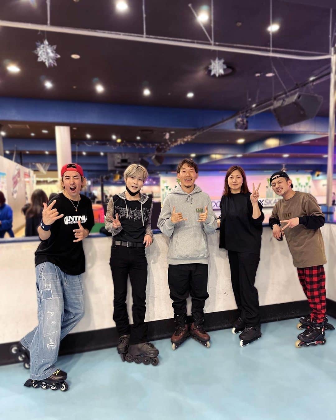 Tatsuya Amanoのインスタグラム：「Had a blast skating🔥🛼🔥  with @takeshiyasutoko @jose.totalfat @raimon_the_boy @choonmi  ⁡ めっちゃ楽しかった〜！ そして回転を教えていただきました🤸‍♂️ ⁡ #インラインスケート #世界チャンピオンの武士くんエグすぎる #TokyoDomeRollerxSkateArena」