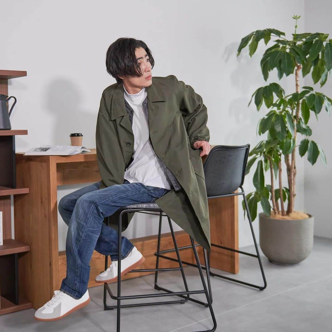 ジーンズメイトのインスタグラム：「@jeans_mate BLUE STANDARD / ミリタリーステンカラーコート 【予約商品】3月上旬発送予定  Men's ltem size...L model...181cm  JEANSMATEによる「大人カジュアル」の提案。 表面の畝が特徴のポリエステルグログランを使用したスプリングコートです。 耐久性に優れ、品のある光沢感は、こなれた大人の普段着にぴったり。ステンカラーコートをベースに、袖のベルトやフロントのフラップポケット等、 モッズコートのエッセンスを取り入れたミリタリーな雰囲気漂う遊び心ある1枚です。  #jeansmate#ジーンズメイト #bluestandard#ブルースタンダード #大人カジュアル#大人カジュアルコーデ #大人カジュアルスタイル#大人カジュアルファッション #ミリタリーコート#ミリタリーコートコーデ #春アウター#ライトアウター #春物新作#23ss #アパレル通販#ファッション通販」