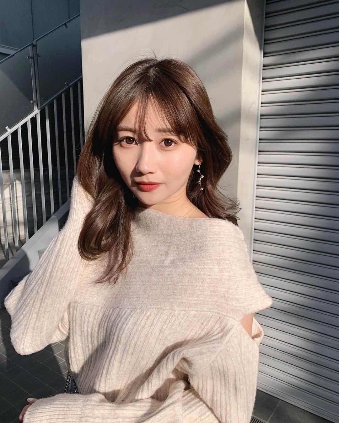 細沼紗花のインスタグラム：「.  この日撮ってもらった写真 お気に入り沢山だから載せちゃう🫰🏽💞  夕日が綺麗だったのよ〜〜🌇  . #ニット#ニットコーデ」
