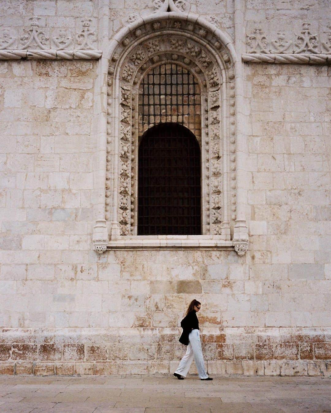 ケルシー・ロビンソンのインスタグラム：「@bythesun_____ in Portugal 🌞  Now through Sunday, 100% of profits from @bythesun_____ sales will be donated to the International Rescue Committee to aid those affected by the devastating earthquake in Turkey and Syria 💛」