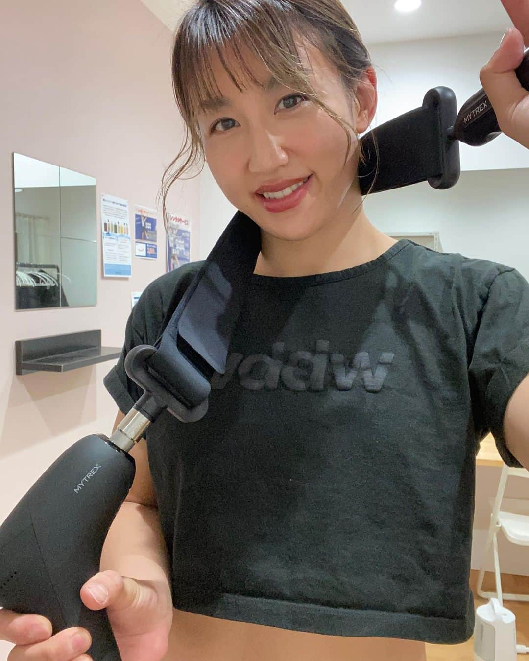 杉山しずかさんのインスタグラム写真 - (杉山しずかInstagram)「気になっていたMYTREXさんの新しいマッサージガン　RIBIVE ZENを使ってみました！  前の日の練習で筋肉がガチガチに張っていたので、練習前に使いました！ ちょうどいい振動が奥の方までほぐしてくれているように感じます！お尻や脚の大きな筋肉にもグッと押しつけても大丈夫でした。 音も静かで片手で使えるから、ストレッチしながらや技や練習動画を見返しながらもできるのが嬉しい！  ちなみに、一枚目の写真の専用のリリースベルトで、手の届きにくい場所も使えて、便利です！  #mytrex#リバイブゼン#マッサージガン#コンディショニングギア#可動域#pr #rvddw  #ボディケア#MMA #キックボクシング #筋膜リリース#アスリート#スポーツ @mytrex.official」2月17日 22時11分 - shizukasugiyama0211