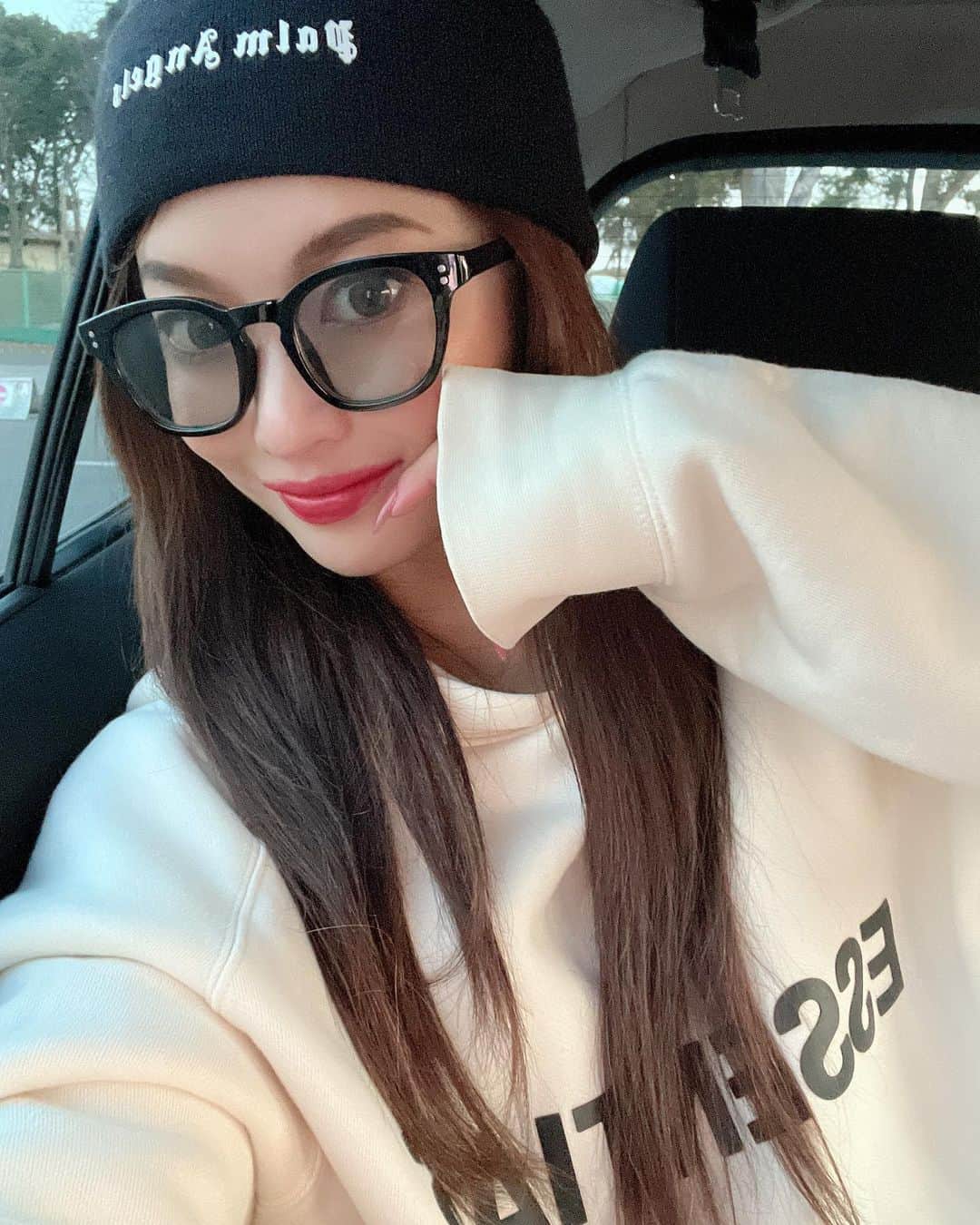 宇都宮茜のインスタグラム：「今日で一週間連続トレーニングいけた🔥自分褒めよ そのおかげで一週間で1.5キロ痩せてくれた😮‍💨👏🏻   週3パーソナルそのあいまはキックボクシングてかんじで 走ったり有酸素嫌いやからキックいってる🥊  . 筋トレ昔もしてたけどこんなに向き合ってるのはじめてで 最近ラインが少しずつでだして筋トレは裏切らないって言葉 昔はよくわからんかったけど最近めっちゃわかってきた🫡🫡w  .  今日も眠いながら頑張っていってきて絶賛筋肉痛です  .  .  I did muscle training for a week in a row🫡 Thanks to you, I started to lose weight and my body line started 😊😊 Let's praise myself for continuous training 😝  .  .  .  .  .  .  .  .  .  .  .  .  .  .  .  .  .  .    .  .  .  .  .  .  .  .  .  .  .  .  .  .  .  .  .  .  .  .  .  .  .  .  .  .  .  .  .  .  .  .  #筋トレ#筋トレ女子#ダイエット女子#インスタグラビア#コンパニオン#セクシー系#イベントコンパニオン#パーカー女子#トレーニング#トレーニング女子#エッセンシャルズ#ニット帽#ニット帽コーデ#メガネコーデ#めがね女子#めがねコーデ#車横モデル#水着ギャル#水着女子#ビキニ女子#水着#Swimsuitgirls#japanesegirl#beppuonsen#sexywomen#onsen#hotsprings」