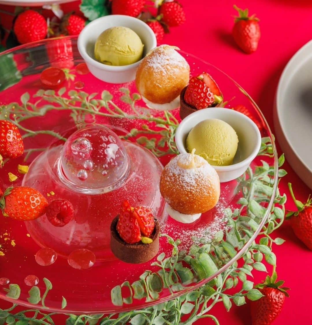 ステラートさんのインスタグラム写真 - (ステラートInstagram)「☕️afternoon tea🫖  2/15start! 🍓ストロベリーアフタヌーンティー🍓  いちごの季節限定！カフェ ラ・ボエム ペントハウスのストロベリーアフタヌーンティーが登場です✨🫶✨  見た目も中身も苺たっぷり！そして抹茶やピスタチオの緑が鮮やか🌱👀さらに真紅のソファ席やテーブル装飾もあり、写真映えすること間違いなし📸🤩  パティシエのこだわりが詰まったスイーツはどれも繊細な味で、盛りだくさんながらペロリと食べられちゃうんです😊 シェフ特製のセイボリーもぜひ一緒にお楽しみください💕  ■ストロベリーアフタヌーンティー🍓  【TOP】 ・ストロベリーパフェ ・いちごマカロン ・いちごムース ・いちごとマスカルポーネのクリーム大福  【MIDDLE】 ・バスクチーズケーキ ・桜のヴェリーヌ ・カヌレ  【BOTTOM】セイボリー ・長谷川マッシュルームとイベリコベーコンのキッシュ　トリュフ風味 ・タスマニアサーモンと北海マスカルポーネのムース　いくら添え ・大山鶏のハム仕立て　トンナーソース ・季節の冷製スープ  ■季節のスペシャルプレート ・ボンボローニ　レモンクリーム ・いちごのチョコタルト ・ピスタチオのアイス  ■季節のスコーン ・抹茶スコーン　黒蜜ソース  ドリンク🍾 ■乾杯ドリンク1人1杯付き ・スパークリングワイン または いちごミルク(ノンアルコール)  ■紅茶・ハーブティー全6種飲み放題(1時間30分ラストオーダー)  【紅茶2種】 ・オーガニックダージリンエステート ・オーガニックアールグレイ  【ハーブティー4種】 ・カモミールシトラス ・オーガニックアフリカンネクター ・ジンジャーツイスト ・オーガニックワイルドベリーハイビスカス  ■ソフトドリンク飲み放題  ■4,950円（税込）1名様　※写真は2名様分です。  ※営業時間 11:30-15:00（l.o.14:00） お席は2時間制となります。  予約の枠には限りがございますので、お早めにご予約ください🙌  ご予約は店舗ホームページが便利です！ URL:https://boheme.jp/penthouse/ TEL:050-5444-5931  ------------------------------------------  #penthouse#ペントハウス #カフェラボエム #stellatosupperclub #ステラート #グローバルダイニング#globaldining#白金ボエム  #アフターヌーンティー  #苺スイーツ #いちごスイーツ #ストロベリーアフタヌーンティー #いちごアフタヌーンティー #苺アフタヌーンティー  #白金台#白金台カフェ#白金台グルメ#白金台ディナー#afternoontea #アフターヌーンティー#都内アフターヌーンティー#都内レストラン#女子会#誕生日#birthday #グルメ #目黒グルメ#パスタ#プラチナ通り#イタリアン」2月17日 13時30分 - boheme_penthouse