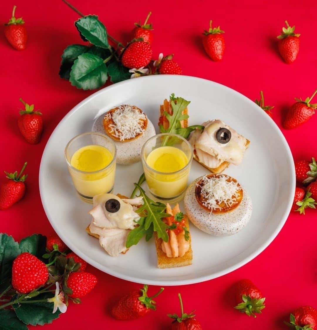 ステラートさんのインスタグラム写真 - (ステラートInstagram)「☕️afternoon tea🫖  2/15start! 🍓ストロベリーアフタヌーンティー🍓  いちごの季節限定！カフェ ラ・ボエム ペントハウスのストロベリーアフタヌーンティーが登場です✨🫶✨  見た目も中身も苺たっぷり！そして抹茶やピスタチオの緑が鮮やか🌱👀さらに真紅のソファ席やテーブル装飾もあり、写真映えすること間違いなし📸🤩  パティシエのこだわりが詰まったスイーツはどれも繊細な味で、盛りだくさんながらペロリと食べられちゃうんです😊 シェフ特製のセイボリーもぜひ一緒にお楽しみください💕  ■ストロベリーアフタヌーンティー🍓  【TOP】 ・ストロベリーパフェ ・いちごマカロン ・いちごムース ・いちごとマスカルポーネのクリーム大福  【MIDDLE】 ・バスクチーズケーキ ・桜のヴェリーヌ ・カヌレ  【BOTTOM】セイボリー ・長谷川マッシュルームとイベリコベーコンのキッシュ　トリュフ風味 ・タスマニアサーモンと北海マスカルポーネのムース　いくら添え ・大山鶏のハム仕立て　トンナーソース ・季節の冷製スープ  ■季節のスペシャルプレート ・ボンボローニ　レモンクリーム ・いちごのチョコタルト ・ピスタチオのアイス  ■季節のスコーン ・抹茶スコーン　黒蜜ソース  ドリンク🍾 ■乾杯ドリンク1人1杯付き ・スパークリングワイン または いちごミルク(ノンアルコール)  ■紅茶・ハーブティー全6種飲み放題(1時間30分ラストオーダー)  【紅茶2種】 ・オーガニックダージリンエステート ・オーガニックアールグレイ  【ハーブティー4種】 ・カモミールシトラス ・オーガニックアフリカンネクター ・ジンジャーツイスト ・オーガニックワイルドベリーハイビスカス  ■ソフトドリンク飲み放題  ■4,950円（税込）1名様　※写真は2名様分です。  ※営業時間 11:30-15:00（l.o.14:00） お席は2時間制となります。  予約の枠には限りがございますので、お早めにご予約ください🙌  ご予約は店舗ホームページが便利です！ URL:https://boheme.jp/penthouse/ TEL:050-5444-5931  ------------------------------------------  #penthouse#ペントハウス #カフェラボエム #stellatosupperclub #ステラート #グローバルダイニング#globaldining#白金ボエム  #アフターヌーンティー  #苺スイーツ #いちごスイーツ #ストロベリーアフタヌーンティー #いちごアフタヌーンティー #苺アフタヌーンティー  #白金台#白金台カフェ#白金台グルメ#白金台ディナー#afternoontea #アフターヌーンティー#都内アフターヌーンティー#都内レストラン#女子会#誕生日#birthday #グルメ #目黒グルメ#パスタ#プラチナ通り#イタリアン」2月17日 13時30分 - boheme_penthouse