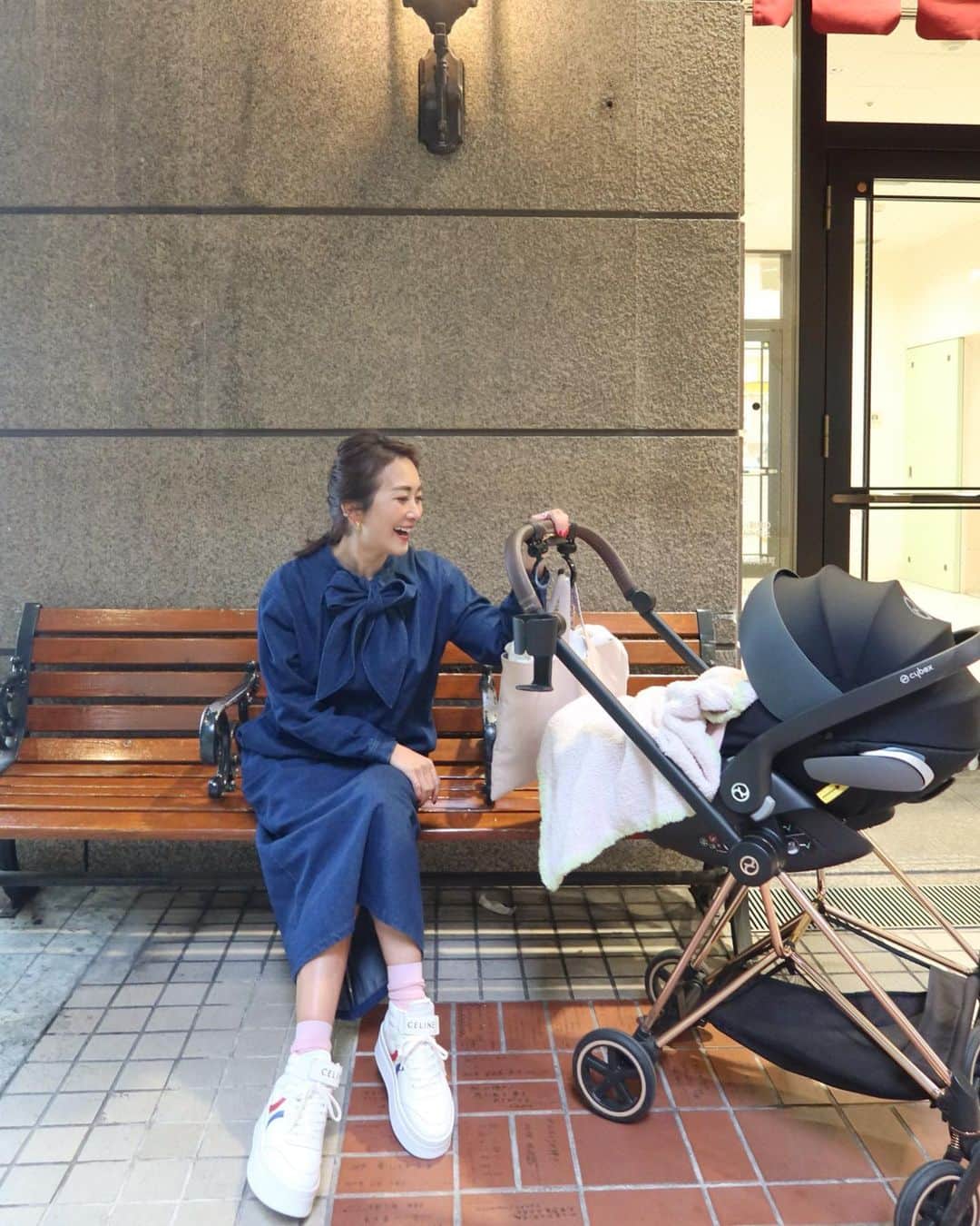 Mai Wakimizuのインスタグラム：「新作のデニムワンピースは私が特にお気に入りで着てるもの♡デニムなのにキレイめにも着れちゃう、だけどスニーカーにもしっかり合う！それはこのシルエットに秘密があって。スカート部分がストレートで大人っぽく上品に着れるのと、とにかく細く見える！ストレート＝タイトと思いがちだけどタイト特有のピッタリ感は全く無く、むしろシルエットを拾わず綺麗なラインを出してくれるんです♡前のリボンはボウタイにするとまた雰囲気が変わるし、私は無造作にこんな感じでリボンにするのが好き♡(3枚目) dress:#linkable @linkable_official(来週23日発売予定)」