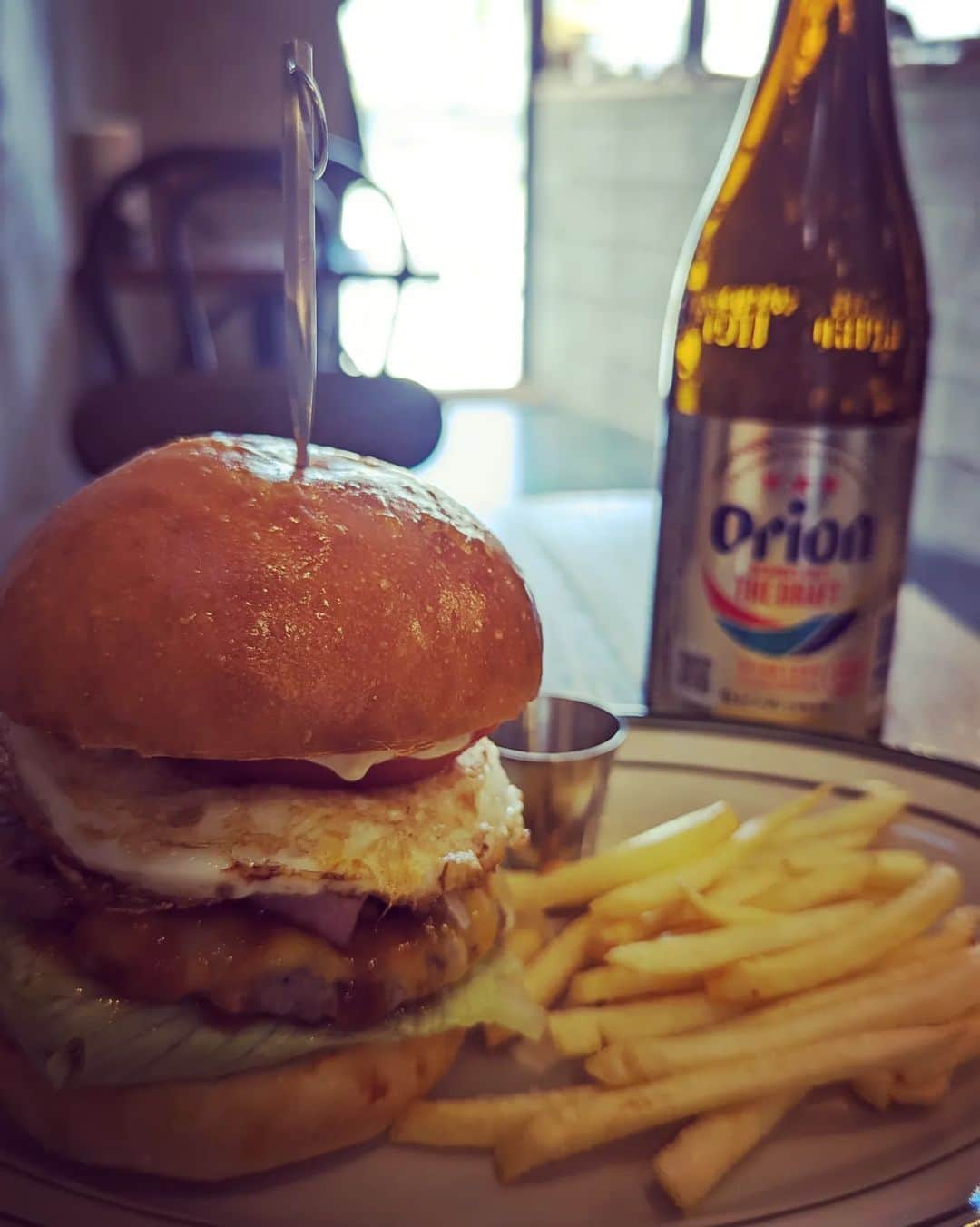 森岡良介のインスタグラム：「🍔👟🛹🌴✨  #ハンバーガー #オリオンビール #暴飲暴食 #休日 #今月5件目 #アベカツ #burgerstandhifive」