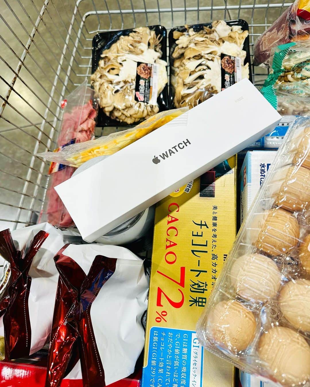 吉田千晃さんのインスタグラム写真 - (吉田千晃Instagram)「❤︎#costcoで  #購入した物たち  #なんともシュールな画  #白い箱は #チョコレートの仲間ではありません #舞茸やしめじの仲間でもありません #どちらかと言うと #りんごの仲間です #過去最高額更新 w」2月17日 14時12分 - chiakiyoshida_