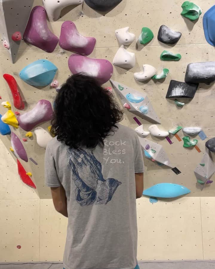 ハキム・カスバンのインスタグラム：「Rock Bless You 🙏🏼⁣ @volny_climbing⁣ ⁣ 🤳🏼: @big.climber⁣ ⁣ Nice lines and sequences by @flowspace.sets and @denniscrm ✨ ⁣ ⁣ Feeling pretty good on the wall and I believe I’m reaping the benefits from my strength training regime off the wall. ⁣ ⁣ Also psyched about some targets and having something to look forward to!⁣ ⁣ What are your goals and how are you approaching them? ⁣ ⁣ @heavy.japan⁣⁣⁣ @boruda.sg⁣ @reddotrunningco⁣ ⁣⁣⁣ #climbing #bouldering #borudasg #heavyjapan #teamrdrc #rdrcsg」