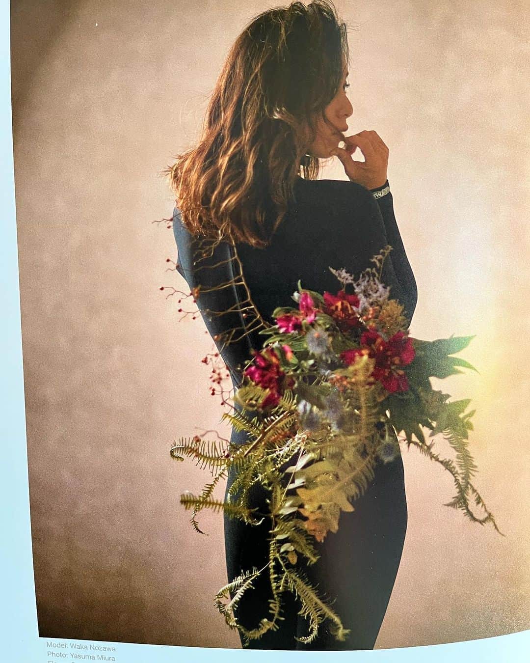 座間アキーバさんのインスタグラム写真 - (座間アキーバInstagram)「Flower Styling for @rash_wetsuits  photo: @yasumamiura  model: @wakanozawa   #akivazama #hanatombo #葉山#葉山花屋」2月17日 14時28分 - akivaz