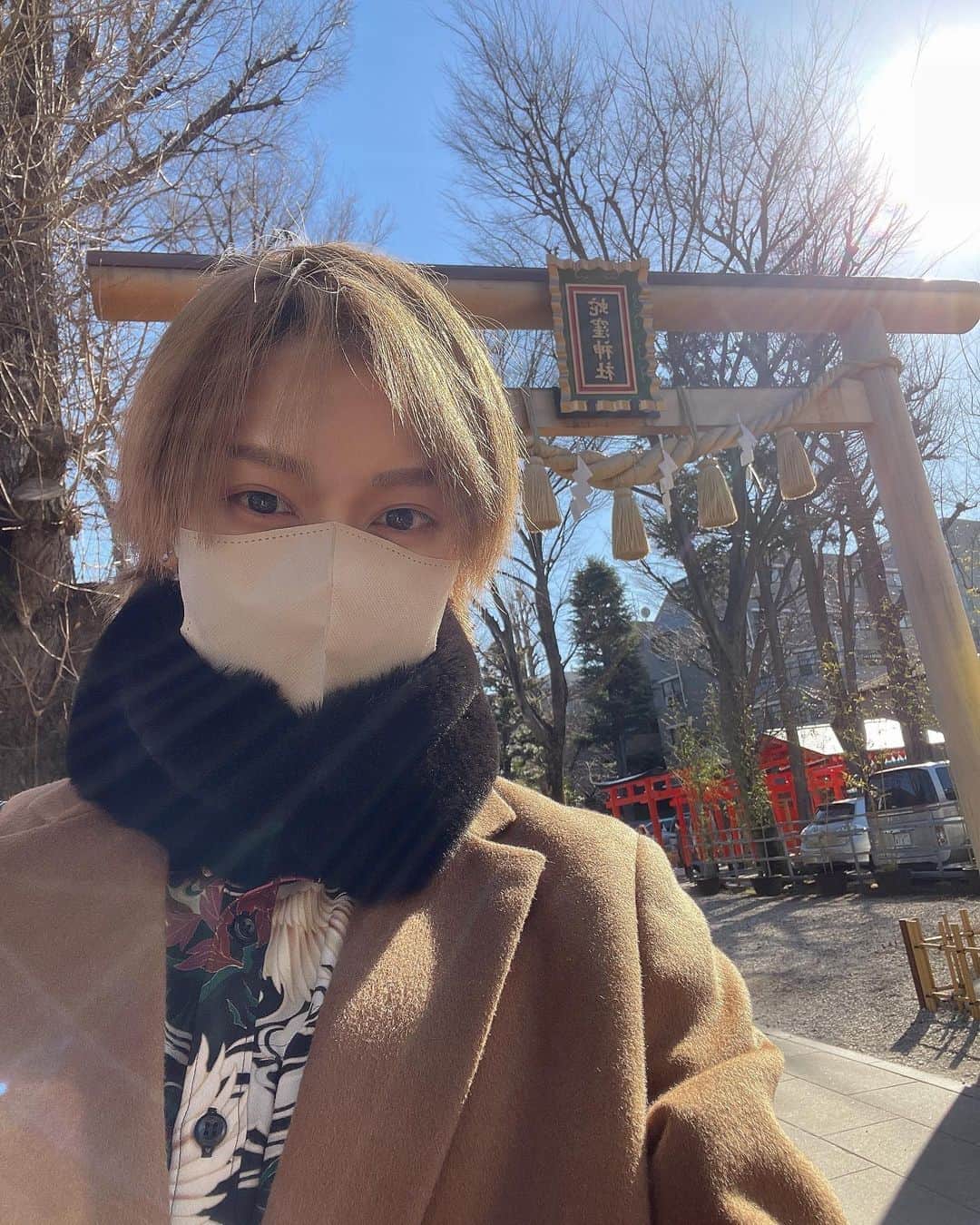ルウトさんのインスタグラム写真 - (ルウトInstagram)「🐍⛩  こないだ白蛇さんが展示されている蛇窪神社へ行って来ました🐾 境内に蛇のオブジェがたくさんあったり、花手水が綺麗だった〜🐍⛩ 参拝後に蛇の指輪の尻尾部分が折れちゃって脱皮したのかと思った😂  #蛇窪神社」2月17日 14時30分 - chitoseruto