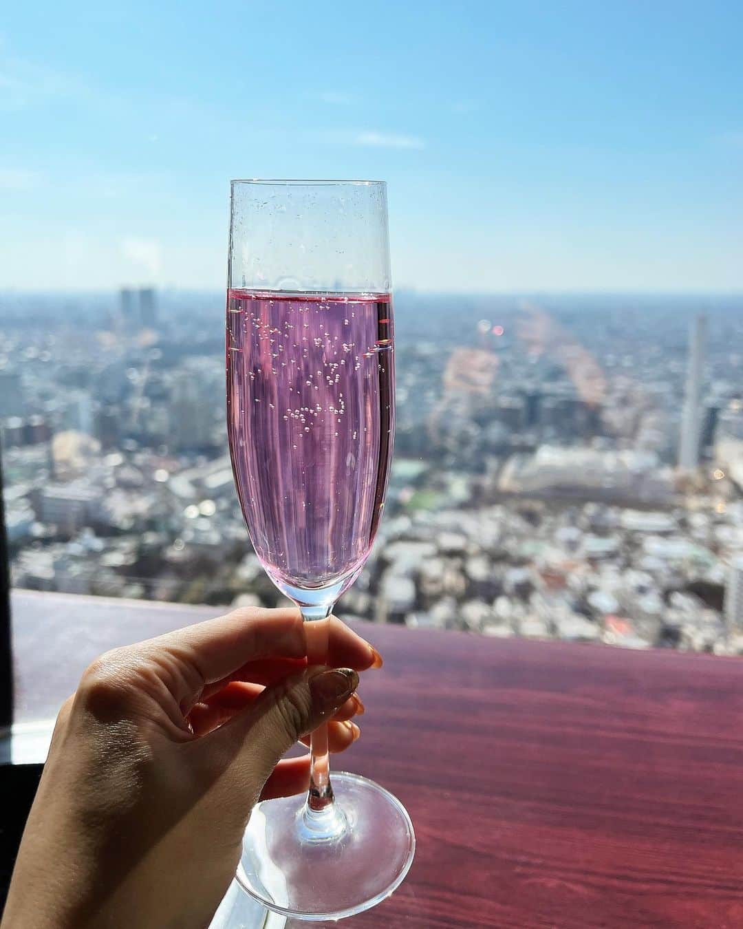のインスタグラム：「Sparkling Rose🌹 陽に当たるとより綺麗🥂 #sparkrose  #nonalcohol  #pink」
