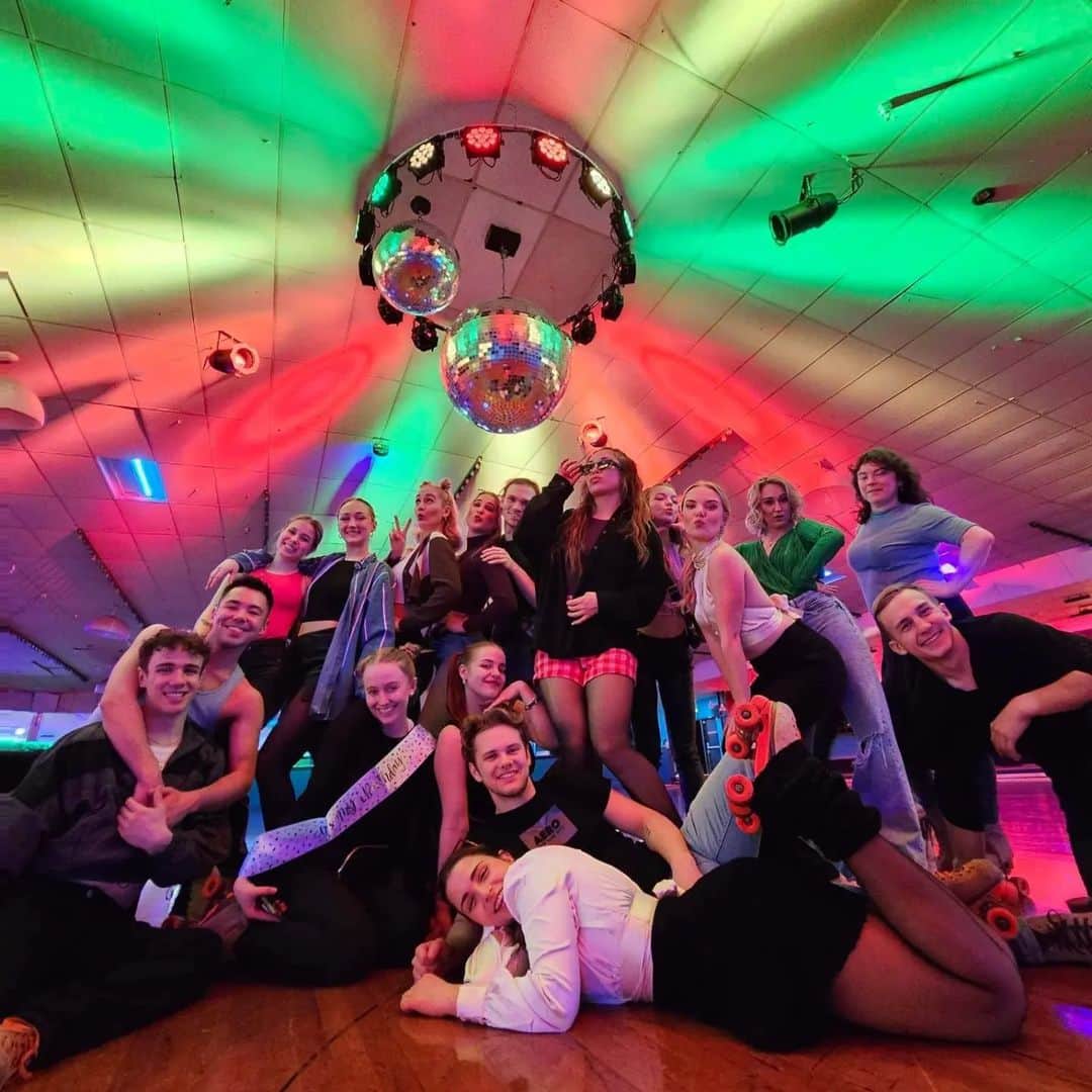ゴーダ・ブトクテのインスタグラム：「What a night that was 🤩🤩🤩  . . . . #rollerskating #Tulsa #oklahoma #statestour #usa #skating #bladesofglory #funtimes #friends #birthdayparty #90s」