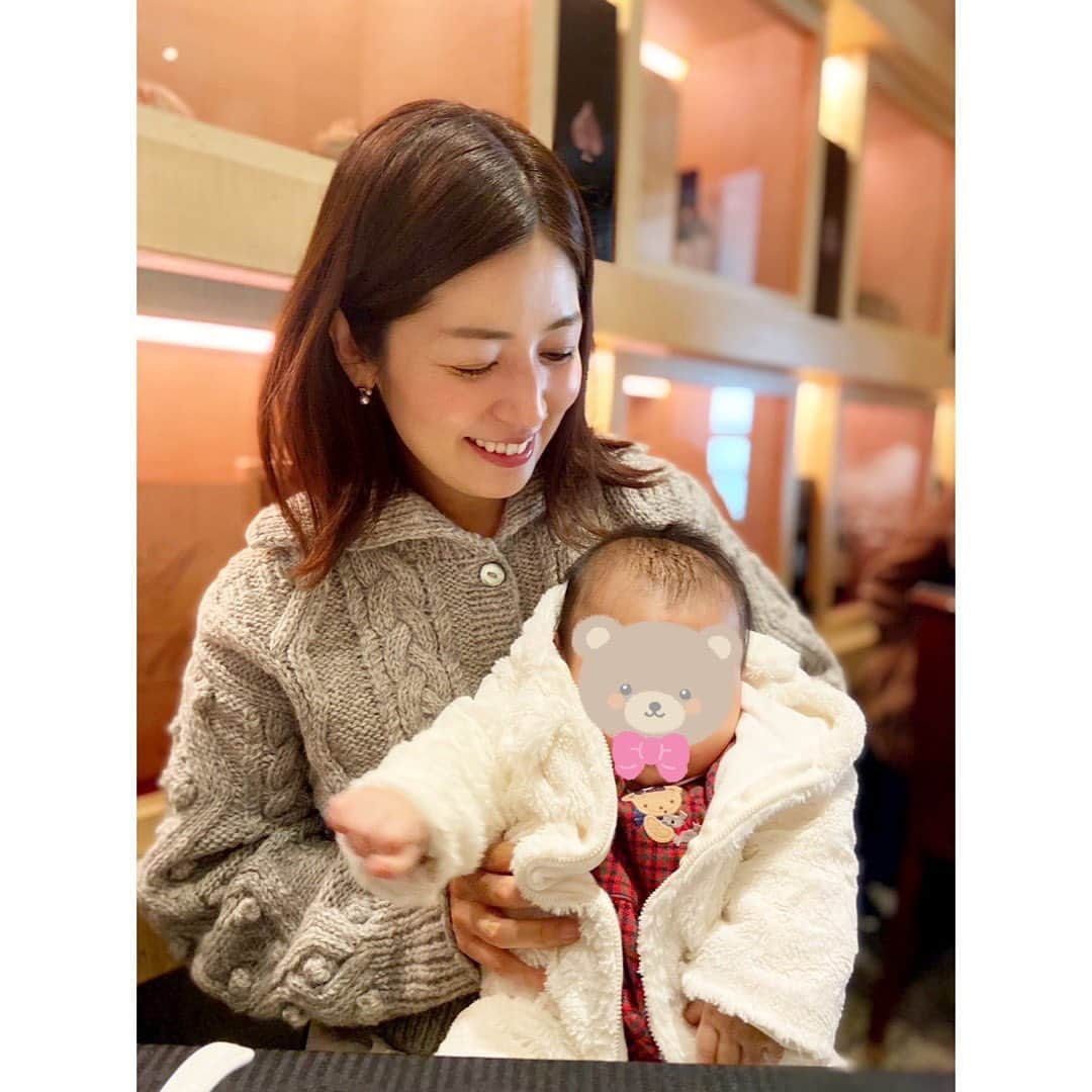 堀友理子のインスタグラム：「次女連れて友達とランチ👶 やっと首がすわりました✨✨ 縦抱きできると随分ラクになります🤗 ここからハイハイするようになるまでが、お店でランチしやすい時！  久々に美味しい飲茶に舌鼓🥟  もうすぐ#生後４ヶ月 #スーツァンレストラン陳  #姉妹ママ #女の子ママ #首すわり」