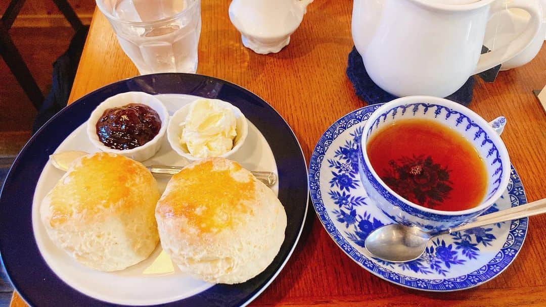 のインスタグラム：「美味しいスコーンで昼食」