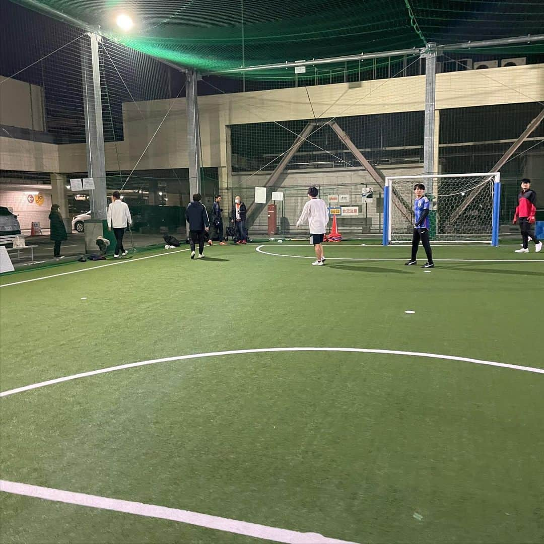 森下俊さんのインスタグラム写真 - (森下俊Instagram)「. 🟦大人のサッカースクール🟥 ⚽️CVRIG SOCCER SCHOOL ITAMI⚽️  ■2月18日(土) 19:00〜20:30 伊丹スポーツセンター  2月、無料開催しております‼️ 2月18日はゲーム中心の内容になっています‼️  【キャンペーン内容】  ■2月スクール入会費、月会費無料！！  ■お友達を2人以上ご紹介で3月の入会金無料！！  ■2月18日（土）　19:00~20:30  　伊丹スポーツセンター  【連絡方法】  ・Instagram DM  ・CVRIG SOCCER SCHOOL LINE  ・Gmail  cvrigss@gmail.com  ・TEL 090-6095-1826  是非お問い合わせください‼️  #cvrig  #カバリグ  #サッカー  #サッカースクール  #京都  #京都市  #伏見 #兵庫県 #伊丹市 #尼崎市 #cvrigsoccerschool  #小学生 #大人 #大人のサッカースクール #無料体験  #無料体験募集中　　 #無料体験受付中　 #基礎 #基礎の大切さ #基礎のアップグレード #キャンペーン #キャンペーン期間 #キャンペーン実施中」2月17日 15時47分 - 3shunmorishita5