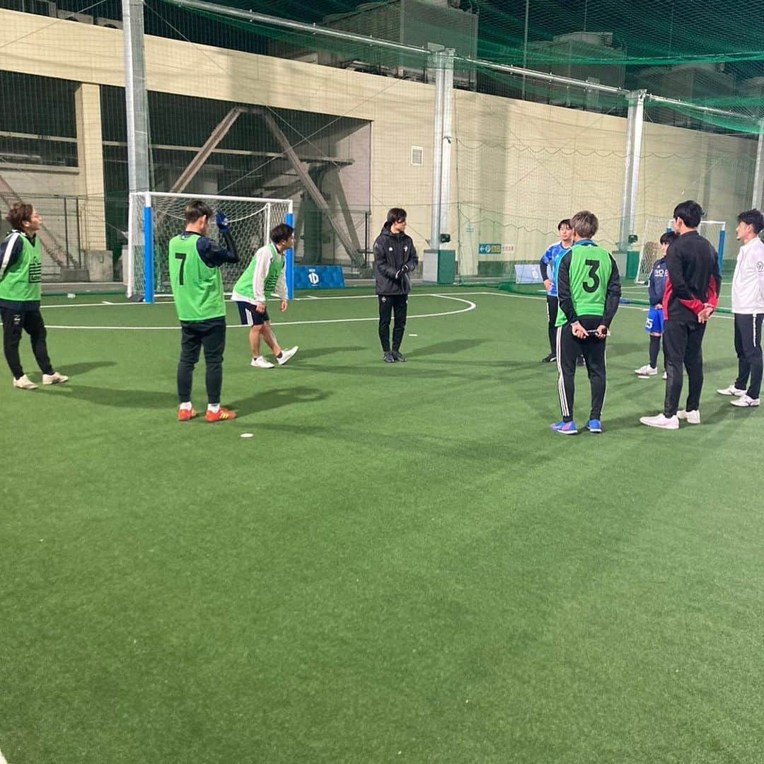 森下俊のインスタグラム：「. 🟦大人のサッカースクール🟥 ⚽️CVRIG SOCCER SCHOOL ITAMI⚽️  ■2月18日(土) 19:00〜20:30 伊丹スポーツセンター  2月、無料開催しております‼️ 2月18日はゲーム中心の内容になっています‼️  【キャンペーン内容】  ■2月スクール入会費、月会費無料！！  ■お友達を2人以上ご紹介で3月の入会金無料！！  ■2月18日（土）　19:00~20:30  　伊丹スポーツセンター  【連絡方法】  ・Instagram DM  ・CVRIG SOCCER SCHOOL LINE  ・Gmail  cvrigss@gmail.com  ・TEL 090-6095-1826  是非お問い合わせください‼️  #cvrig  #カバリグ  #サッカー  #サッカースクール  #京都  #京都市  #伏見 #兵庫県 #伊丹市 #尼崎市 #cvrigsoccerschool  #小学生 #大人 #大人のサッカースクール #無料体験  #無料体験募集中　　 #無料体験受付中　 #基礎 #基礎の大切さ #基礎のアップグレード #キャンペーン #キャンペーン期間 #キャンペーン実施中」