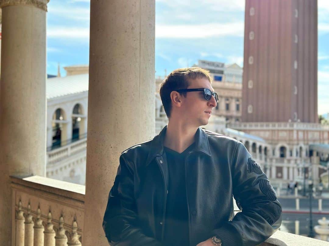 エリマネのインスタグラム：「ラスベガスで40万円負けた後の朝は眩しかった。 #lasvegas  #ギャンブルよりもマリカー #ベガスミツキーは煙草をふかしながら残金を数える #自由が歪ませる夢の国」