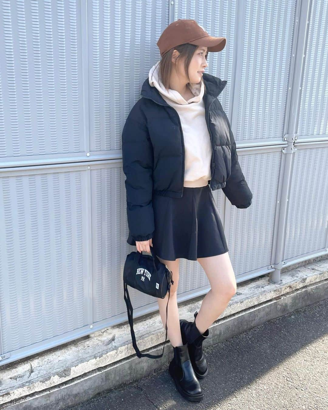 小林ひろみさんのインスタグラム写真 - (小林ひろみInstagram)「🖤🤎🖤🤎🖤  1週間早いな〜  今週末はなにしよかな💓  みんなの予定は？？😍  #徳島　#田舎暮らし #田舎暮らしをたのしむ #ダウンジャケットコーデ #ニューエラ女子」2月17日 16時12分 - kobahiro0312