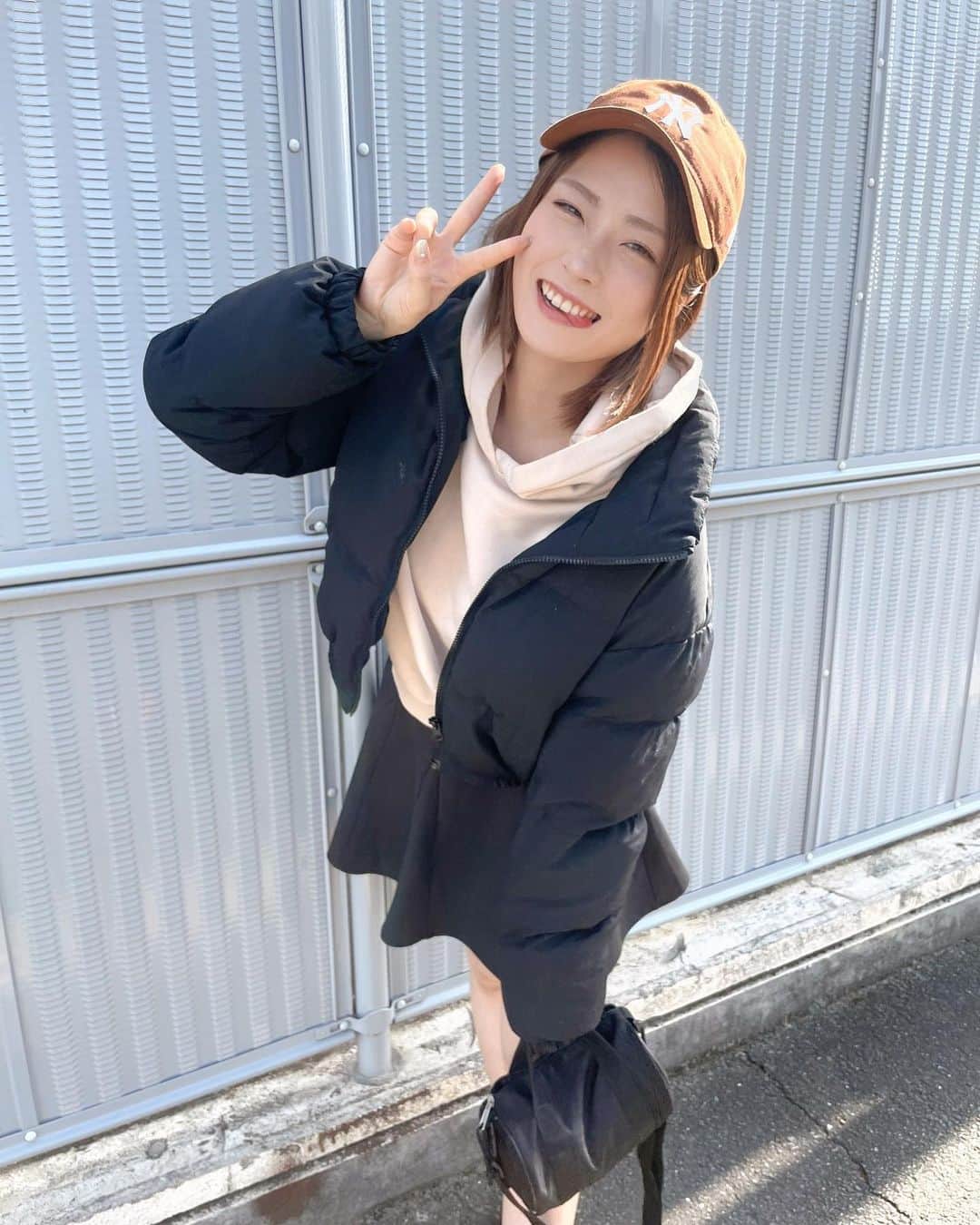 小林ひろみのインスタグラム：「🖤🤎🖤🤎🖤  1週間早いな〜  今週末はなにしよかな💓  みんなの予定は？？😍  #徳島　#田舎暮らし #田舎暮らしをたのしむ #ダウンジャケットコーデ #ニューエラ女子」