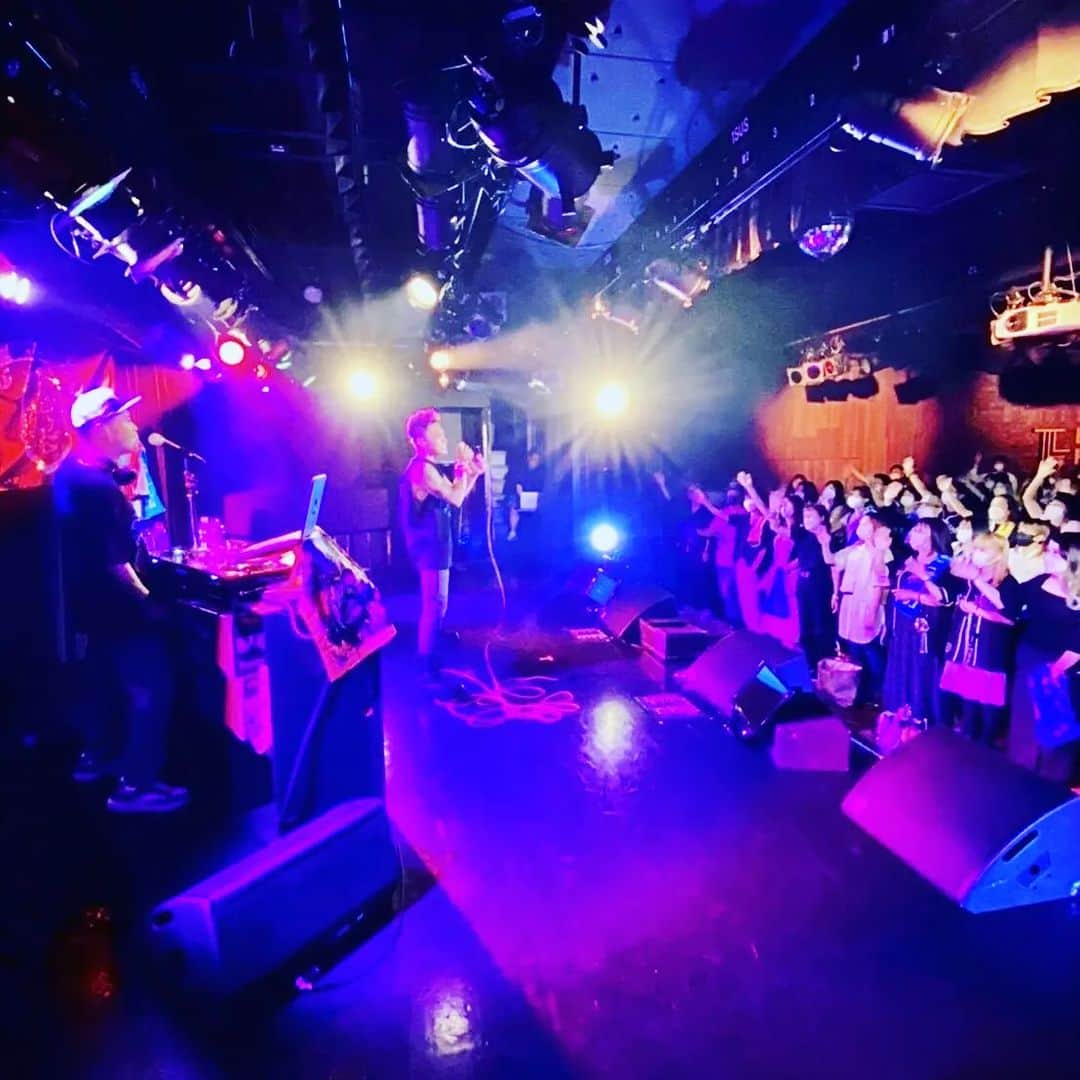 MAKKIのインスタグラム：「いつもONE☆DRAFTを応援していただきありがとうございます。  この度、メンバーのLANCEが喉頭癌であることが発覚し、  精密検査等を行ったところ食道と胃への転移も見つかり、ステージ4の進行がんであることがわかりました。  今後は治療に専念するため、しばらくの間療養させていただくこととなります。  ご期待をいただいていましたファンの皆様、  関係者の皆様には大変ご迷惑をおかけいたしますこと心よりお詫び申しあげます。  一日も早く活動を再開できるよう、  当面は治療に専念させていただきたく何卒ご理解賜りますようお願い申しあげます。  以下、LANCEコメント  昨年の冬に体調不良の為、受診した健康診断の際に喉頭癌が発覚し、  後の精密検査、細胞検査などの結果、食道、胃に転移が見つかり、  ステージ4の進行癌であることが判明しました。  今後に関しましては、自分のからだ、自分と共に生きている動物たち、  自身の人生とも向き合い、これからの事を考えながら、治療に専念したいと思います。  こんなつもりでは、さらさらありませんでしたが、  当面の間ONE☆DRAFTとしての活動を休止させて頂くことになりそうです。  突然の報告でファンの方々をこんな形で驚かせてしまい、  全国各地のライブ関係者やイベンターの方々には、大変ご迷惑をおかけする事になり、、  申し訳ないとは思いますが、いずれ挽回するので今しばらく、こんな自分でも待ってもらえると嬉しいです。  …嬉しいですって。。。。笑  ってか、始めから文章が、オレらしくなさ過ぎてダメだな。  まー戻ってくるまで、待っててくれよ。  面倒はチャッチャと済ませて戻ってくるからよー！！ （LANCE）  自分の同級生であり仲間であり親友でありメンバーのLANCEが 安心して治療に専念出来るよう あたくしはLANCEがいつでも戻って来れる舞台を守って行けるように。。。  精一杯。誠心誠意。 全力投球で頑張らせて頂きます！！  #onedraft  #lance  #makki」
