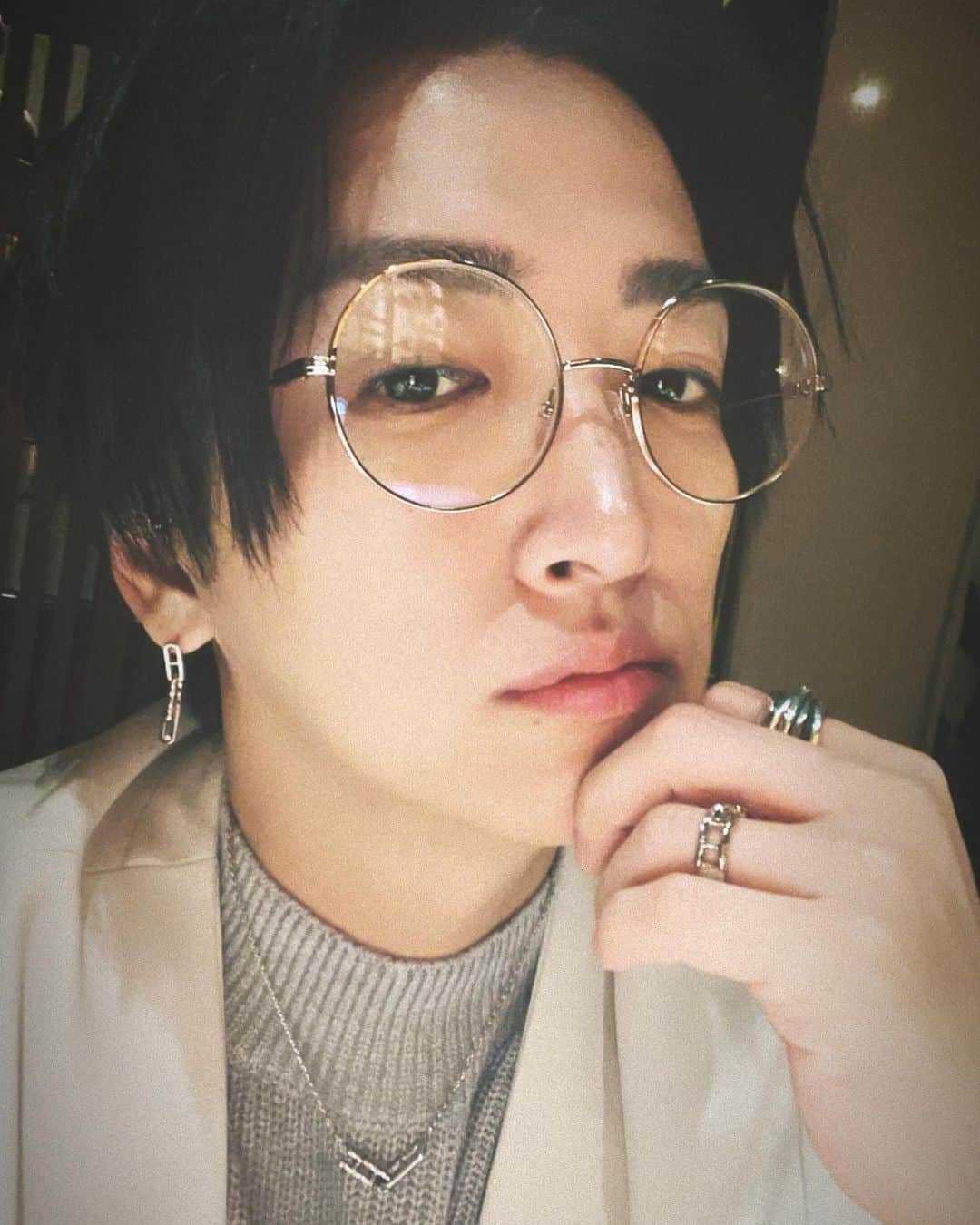 のインスタグラム：「ニットとの相性も良い感じです🤟🤟🤟 ネックレスはチェーンにもカットが入っているので煌びやかな雰囲気が楽しめると思います！ 刻印もネックレスと指輪にしっかりと🤟  #明希 #AKi #sid #シド #accessory」