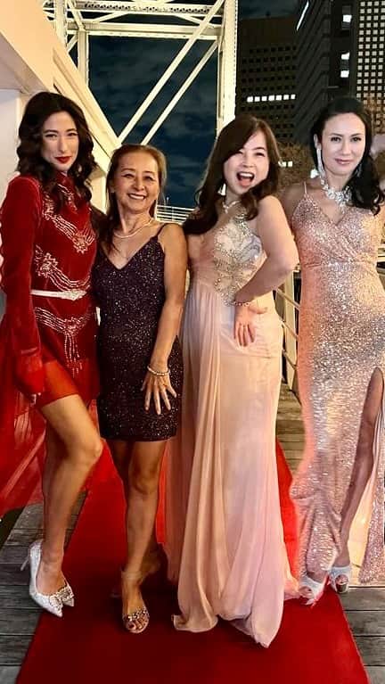 メロディー洋子のインスタグラム：「✨ FEMME FATALE RED CARPET GLAM NIGHT ✨  最高なレッドカーペットでウォーキング❣️  こんなに素敵なナイトは本当に楽しかった！大好きなクイーンズと一緒に大インパクトをできて、とても感謝です。いっぱいキラキラなエネルギーをみんなと作って、いっぱい貰いました。🫶🏽✨💛  そうして、めっちゃくっちゃかっこいいスペシャルゲストのクリスとタケシ！レッドカーペットのエスコートしてくれて最高なイベントになりました！🔥  ありがとうJulia！ @yuminetsuge  ありがとうMichelle！ @mickeydaisy  ありがとうPamela！ @ayajeanstylecoach  ありがとうChris！ @unchained_pandorabox  ありがとうTakeshi！ @takeshi.izumi   Walking on the best red carpet ❣️  Such a great night, I had so much fun! I am so grateful to have made a huge impact with my favorite Queens. I made and received so much sparkling energy with everyone. 🫶🏽✨💛  And so did our insanely cool special guests Chris and Takeshi! They escorted us down the red carpet and made it an awesome event! 🔥  What do you think?   XOXO 💋」