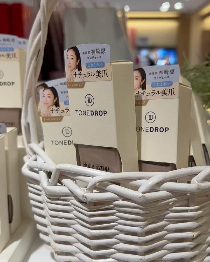 神崎恵のインスタグラム：「💅 爪のファンデーション。 TONE DROP サクラピュア・ヌードシロップが 本日17日から店頭に並び始めました。(数量限定) ショップリストは4.5枚目でご紹介しています。 なかなかお店には行けない！という、お声も多数いただいたため、急遽TONE DROP公式サイトからもご購入いただけることになりました。 こちらも本日から開始しています。(数量限定) 仕事の合間に、わたしも早速お店へ行ってきました。 思いを込めて込めて込めて誕生したコスメや本から並ぶのを目にするとグッときます。何度経験しても、ぐっとくる。 「たくさんの方の爪先にキレイをとどけておくれ〜」と伝えてきました(ネイルたちに🥺) 今週はサクラピュアを塗っています。 つるつるで、気分がいいです🌸 再々再販になる今回もかなり多い数をご用意しました。 どんなシーンにもどんなファッションにも合うこの艶と透明感、 楽しんでいただきたいです。  #爪のファンデーション #サクラピュア #ヌードシロップ  お店に許可をとり撮影、投稿しています。」