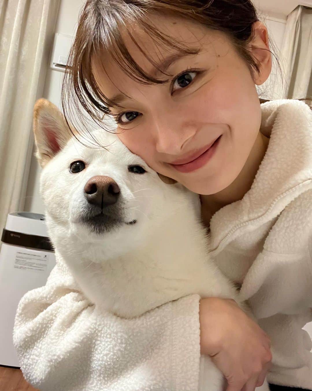 山本里菜さんのインスタグラム写真 - (山本里菜Instagram)「. むぎゅーーーっ！❤️ ちくわの嫌そうな顔🤣  #愛犬 #犬のいる暮らし」2月17日 17時10分 - rinayamamoto_0622