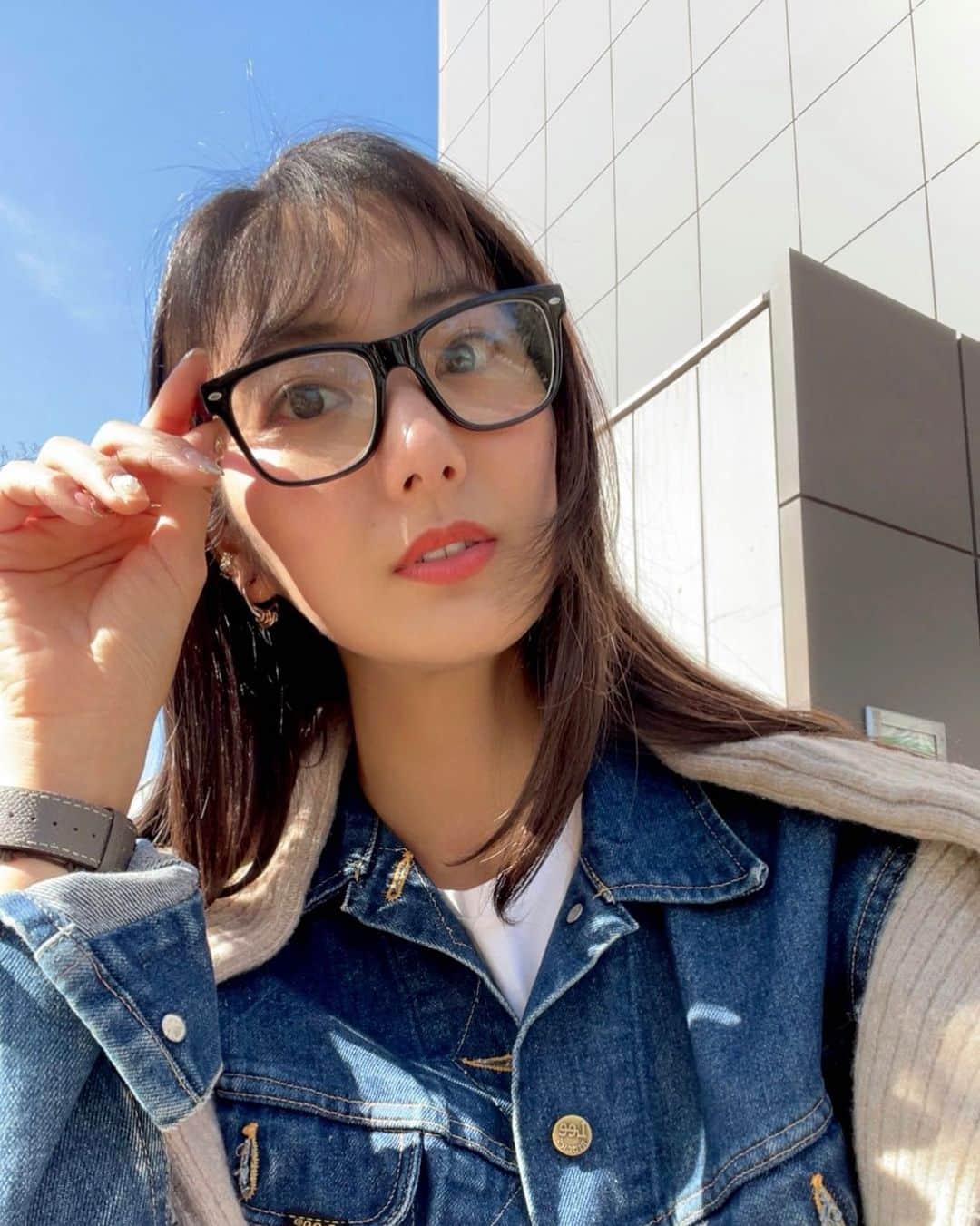 のインスタグラム：「☀ . テラス席が心地良くなってきた〜!!  まだ風が冷たくて寒いけど… 春服が着たいと思ってしまう🥸💭 から、重ね着して防寒です✌ . アウターなしで歩けるくらい 早く暖かくなってほしいなぁ🌸 . . #fashion #natural #cool #casualstyle #portrait #me」