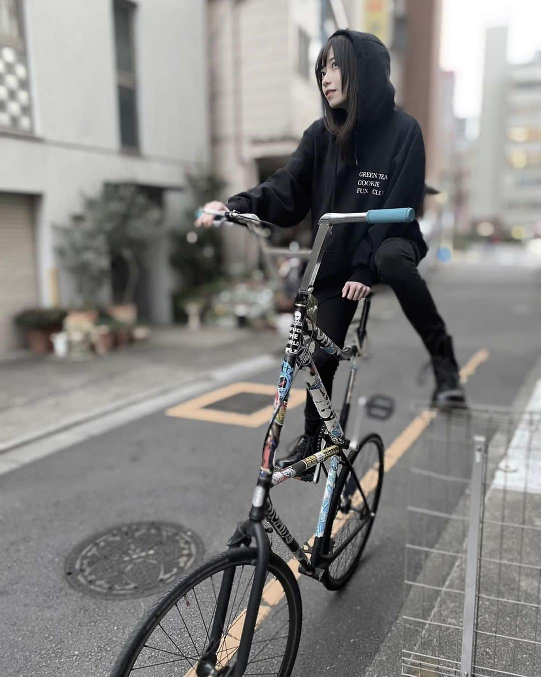 石塚朱莉のインスタグラム：「#tallbike  #GTCFC #greenteacookiefunclub  #matchagirl」