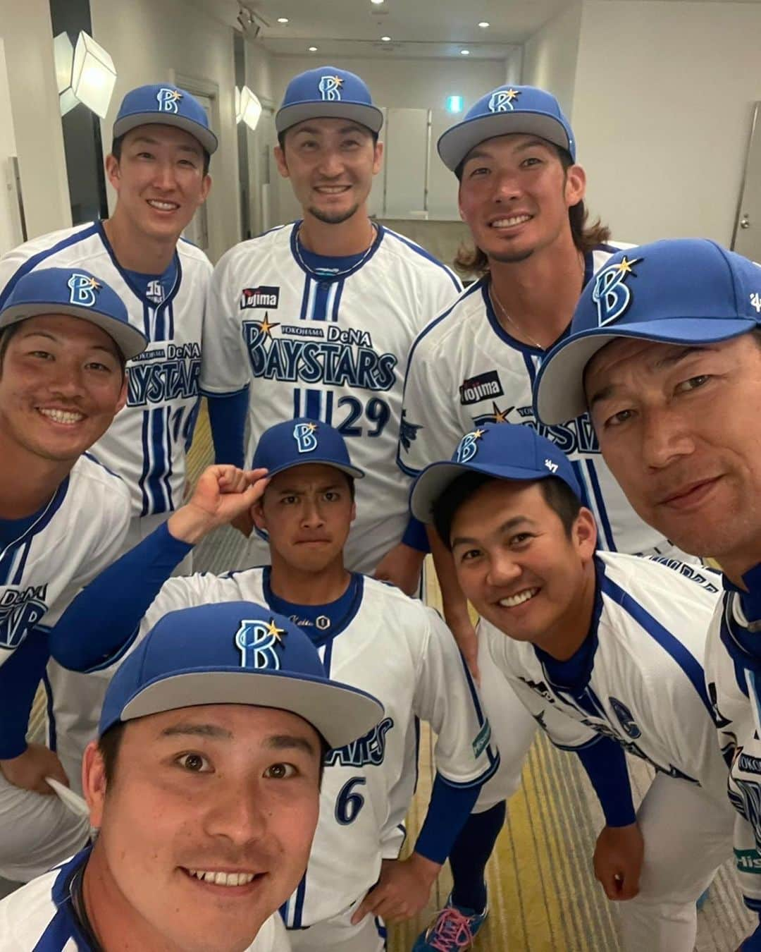 伊藤光のインスタグラム：「京急観戦ツアーのパーティーがありました！！  三浦監督に頂いた写真を使わせていただきつつ、自分でお願いしたのと誰かのドアップを載せます🫡  #81 #29 #0 #19 #16 #7 #98 #6」