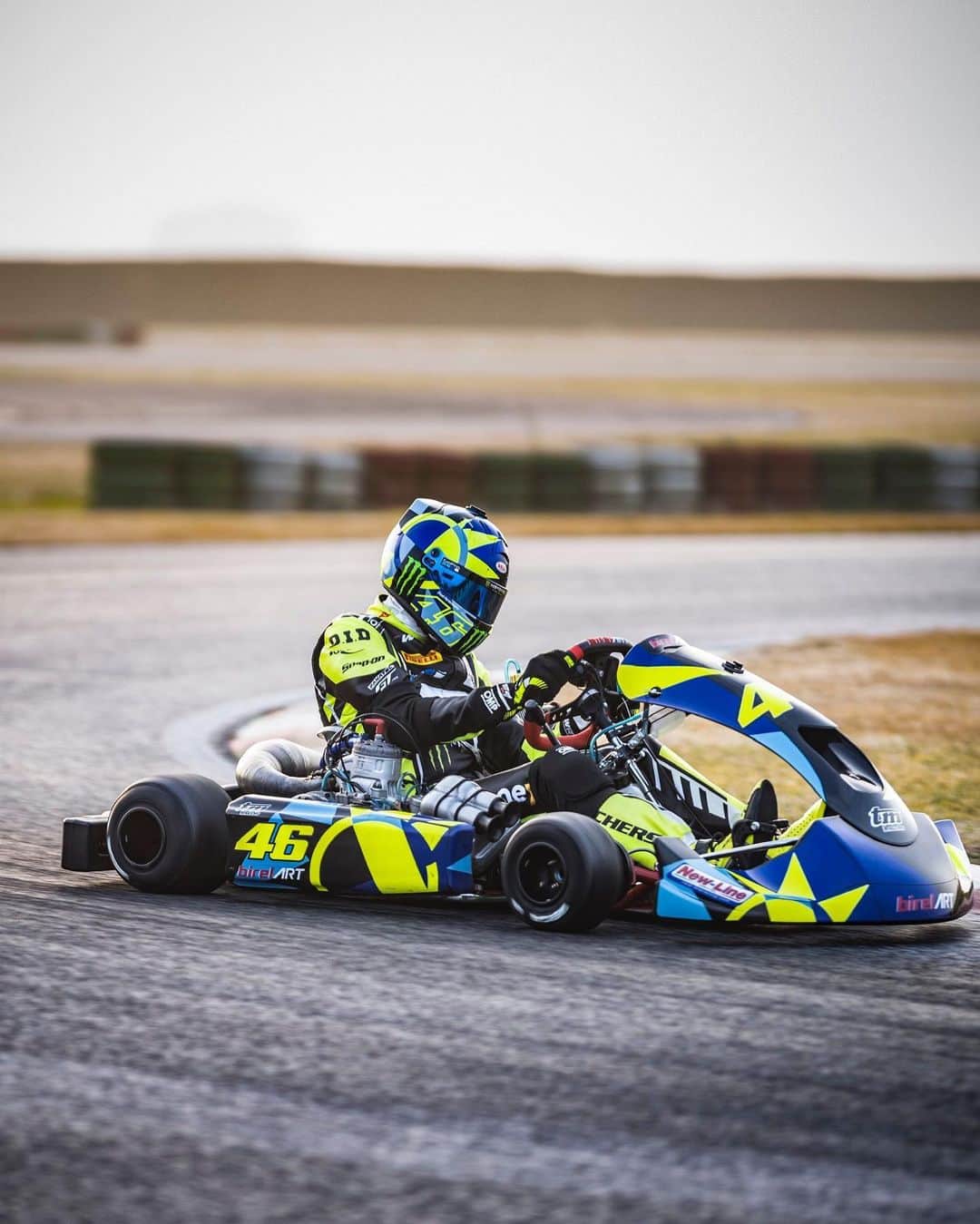 バレンティーノ・ロッシのインスタグラム：「Birthday kart session with the guys 🎂 Grazie a tutti per gli auguri 💛 @vr46ridersacademyofficial  📸 by @camilss」