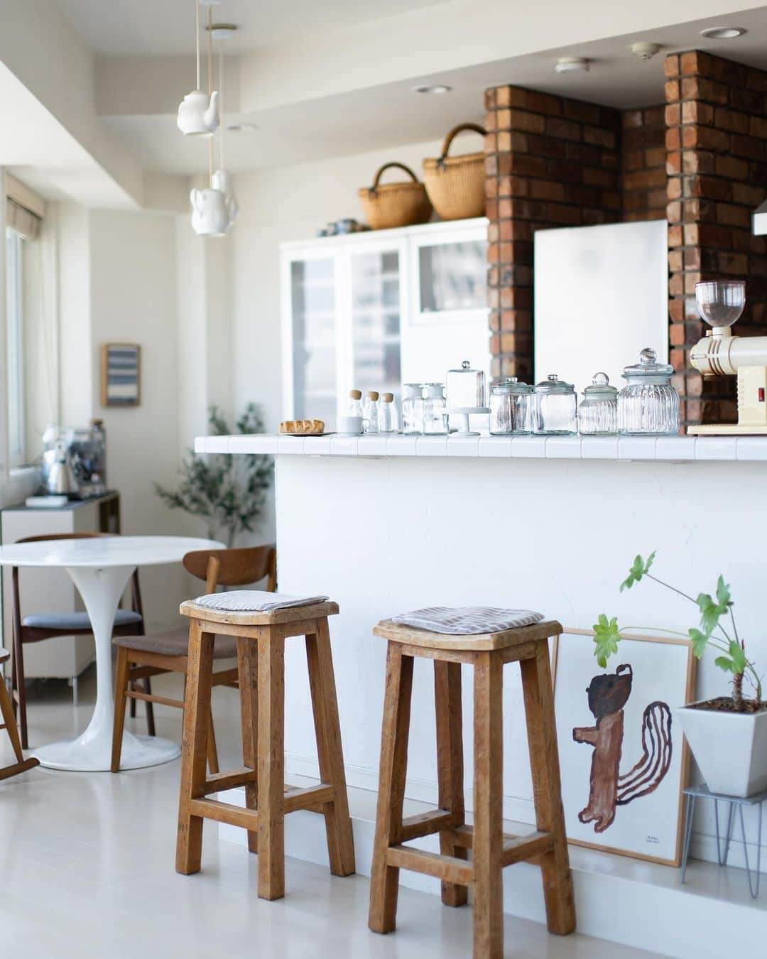 cafe_no_maのインスタグラム：「English follows Japanese   カフェや喫茶店の好きな場所といえばカウンター。端っこにひとりで座るとなぜか落ち着きます。店主が淹れるコーヒーをただただ見ているだけで満足できるんです。自宅にはそんなカフェをイメージしてつくった小さなカウンターが。自宅のお気に入りの場所のひとつです。  @cafenoma.style ではお気に入りの洋菓子をご紹介しています。  One of my favorite places in cafes and coffee shops is the counter. For some reason, sitting alone at the end of the counter makes me feel at home. I am satisfied just watching the owner brew coffee. I have a small counter at home that I made in the image of such a café. It is one of my favorite places at home.  You can find some of our favorite confections at @cafenoma.style.  #cafenoma  #coffeetime #coffee #interiordesign #kitchen #ldk」