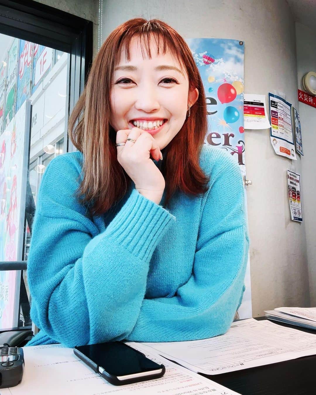 のインスタグラム：「前髪作ってみた✂️ ナナメのオン眉。 カラーはインナーにピンク！ 耳にかけると見えるのいい感じ💕 結構ブリーチしてから入れたのでケア大事ですね！！ #前髪 #オン眉 #インナーカラー #ヘアカラー  #itakura女池店」