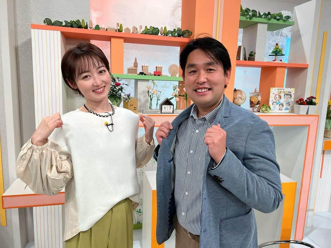 松田愛里のインスタグラム：「徳倉さんと春服ショット📸👗  今週の『every.フライデー』 キャッチコピーは...  「私が歩けば雪が舞う」 　　　　　　　　松田愛里  晴れているな〜→屋外に出て歩く→雪が舞う これが２度もあったのが今週でした（笑）  明日・明後日は雨予報ですね☂️ 良い週末をお過ごしください...！  #everyフライデー #岡山 #香川 #西日本放送 #アナウンサー #春服コーデ」