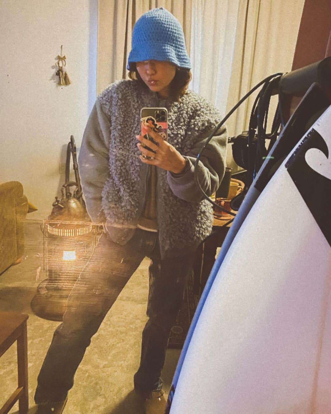 堀舞紀のインスタグラム：「🧵🧵🧵  キャワイー BLUEのハット🫶🏾  🇦🇺🐨 ママからのお土産 嬉しい🙌🏾ッッ  今日はお友達が 🏠遊びに来てくれたんだけど まだ私達が 結婚もする前、 みんなでbaliへ旅行に 行った話をしながら…   お菓子食べました。  旅は どんなブランド品よりも 素敵な思い出になるよね、 って❤️  あー 良い友達をもったな！ と思うし、 私達の子供にも そんな心を育てて欲しい😌  素敵なsunsetや海を見て その記憶を宝物だと 思ってくれるような🫀💕  そんな素敵な人間に なってもらいたいなー。  旅！ は財産🧠だよね。  #母親服装 #子育て記録」