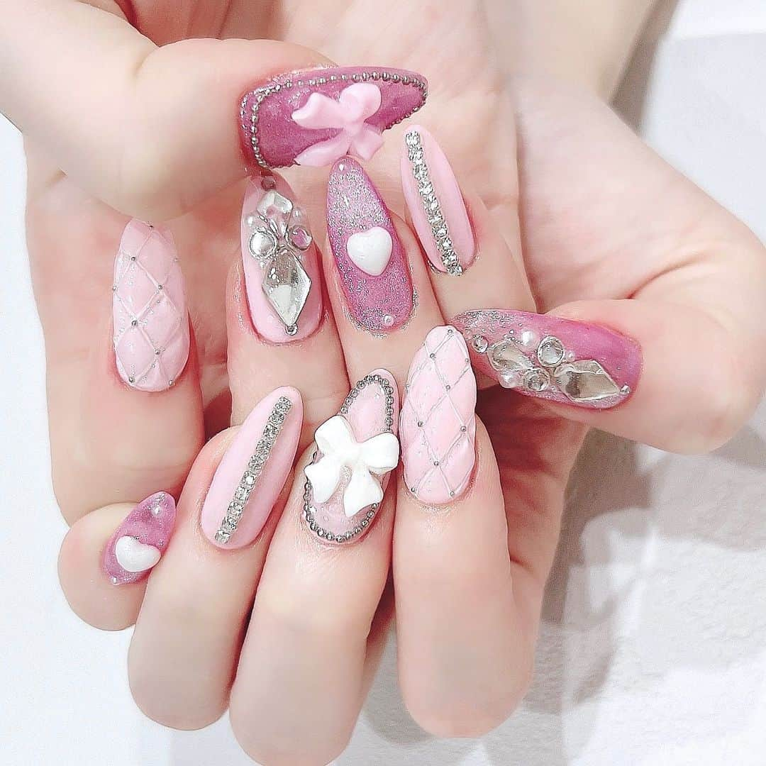 ゆうめろさんのインスタグラム写真 - (ゆうめろInstagram)「今月はバレンタインネイル💅🍫💓  ピンクネイルかわちい💗💗💗 @_tabasa.nail_ さんいつもありがとうございます🥰 ・ #ネイルデザイン  #バレンタインネイル」2月17日 17時55分 - yk.o0