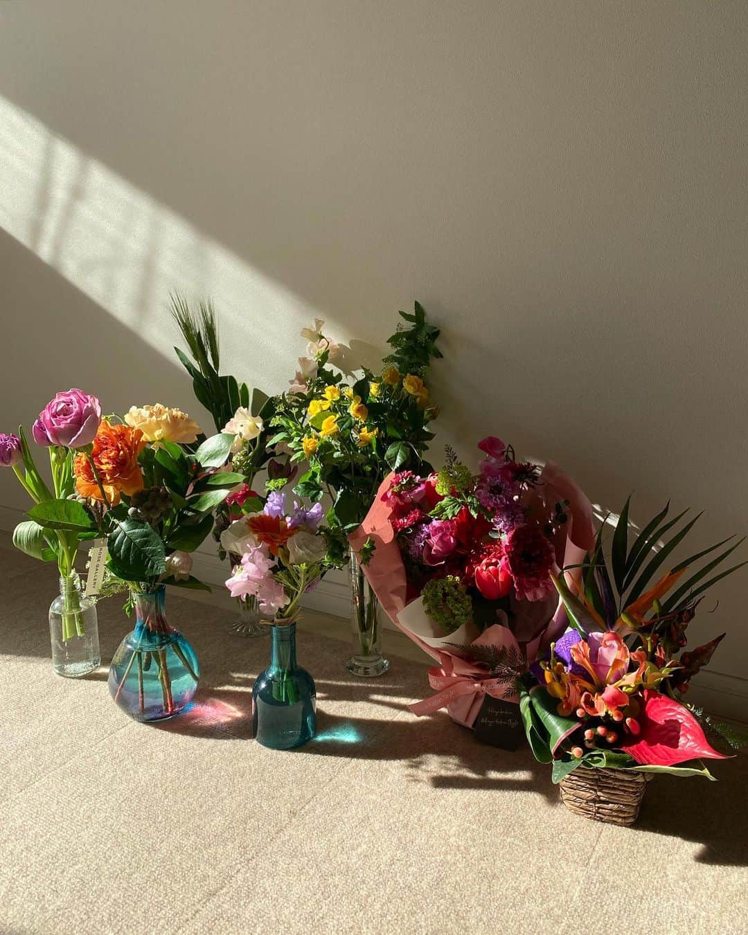 のインスタグラム：「いただいたお花💐 お手紙も全部ゆっくりと 読ませていただきました。 ありがとう。 読み返すたび、 一文字一文字から愛が伝わってきて 心があったかくなります。 そんな歌を私も歌っていきたいなぁ😮‍💨🌙🫶」