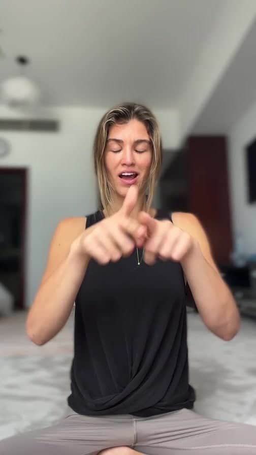 エイミー・ウィラートンのインスタグラム：「Day 1 #5daykriyachallenge to manifest prosperity 🍀 3 mins of HAAR - try it ♥️♥️♥️」