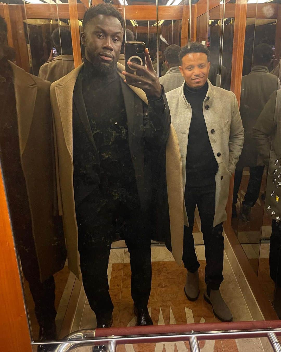 バカリ・サニャのインスタグラム：「And your entourage will define you.. quality time with my boy @johnny1vegas , enjoying the game, reflecting on life and talking business.. stay blessed 🤲🏾 @kloudout」