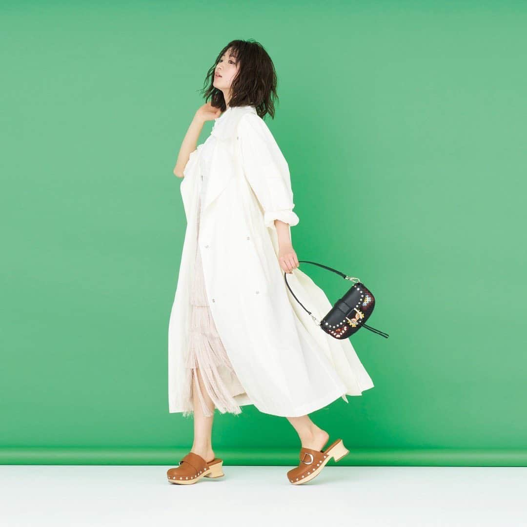 岡崎紗絵さんのインスタグラム写真 - (岡崎紗絵Instagram)「CHARLES & KEITH Spring LOOKが公開されております！  今回のテーマは「春への移ろい」 春らしい明るい色のバッグやシューズたち、すごく素敵でした💐 早く取り入れたい！！  皆さんも是非チェックしてみてね☺️  #CharlesKeithSS23 #チャールズアンドキース」2月17日 18時11分 - sae_okazaki