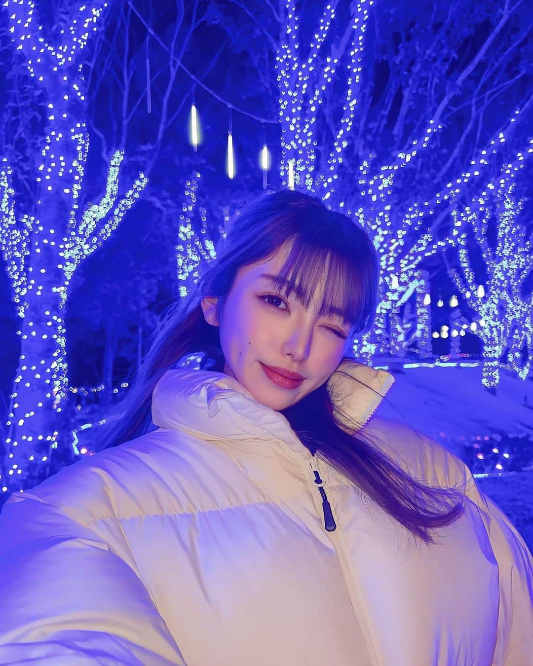 はるのインスタグラム：「⑅∙˚  卒業旅行で行った韓国寒くてダウン必須だったな❄️ * 韓国コスメやブランドの最新トレンドが集まったイベント koreal collection @korealcollection に招待していただいたよ🇰🇷 たくさんブースあったから気になるところレポしてくね✍️ * エアプサン @airbusan_japan 韓国、釜山に本社を持つLCC🛩 北海道/東京/大阪/福岡⇔プサン、東京/大阪/福岡⇔ソウルを運航してるみたい LCCにも関わらず高いホスピタリティと顧客満足度の高さで有名✨ コロナが始まってから海外旅行行けてないから行きたいな🇰🇷 * pyunkang yul @pyunkangyul ベーシックラインは自然の中で見つけた最小限の成分だけを厳選して作った基礎スキンケアライン 特にエッセンストナーは全世界で200万ベストセラー製品で ピョンガンユルを最も代表する製品 鎮静ライン 、アトライン、ブラックティライン、クレンジングラインがあるよ！ * iancell @iancell_jp_official 病医院約8,000カ所に入店 お肌の専門家たちに認められたブランド🏥 皮膚科、整形外科、クリニックなどで使用されるメディカルスキンケアの専門ブランド 確実な効果が見られないと採用されない病院専門の化粧品 選ばれたイアンセルは良質な成分、確実な効果で リピート率が高いブランドとして位置づけられてるよ✨ * TEABLESS @teabless_official.jp ビーガン認証院で承認されたクリーンビーガンビューティーブランドで ロイヤルブラックティーと4種のハーブティーブレンドエキスを含有し 感覚的でほのかなアラゼンフリーハーブブラックティーの香りで 肌に価値のある休息を提供してくれるの☕️ 製品計20種類以上の有害成分の排除はもちろん、皮膚低刺激テスト 臨床テスト、ドイツダーマテストなど国内外の様々な認証を通じて 敏感肌から乾燥肌まですべての肌で使用可能であることを立証👍 パッケージも可愛いからオブジェの使用や家族、友人へのプレゼントに🎁 * Neulii @neulii_global ダーマエクトシカラインは肌の保湿・鎮静と、弾力のケアを助ける製品で 多様な年齢層から愛されている商品🌿 ダーマクレラがスーパーセンテラとエクトインが合わさることにより 肌の炎症を鎮静させ、なめらかで健康な肌に整えるスキン基礎ケア製品✨ * hash @hash_official_jp Cloud skin glow cover cushion XX01 Hongdaeは脂性肌に Moisture Skin glow Cushion CD01 Cheongdamは乾燥肌におすすめ * PICCASSO メイクアップスパチュ@byour_official_jp by:OURは韓国の自然の治癒力と現代の科学が描いた化粧品 肌をケアし、簡潔でスタイリッシュなデザインで整え 私達の日常生活の中に自然を招き充満しに自然を感じさせてくれるよ🍀 ピカソ メイクアップ スパチュラは薄くて滑らかなベースメイクの為に最も簡単なツール * Olivet @olivet.official コップとお皿を自分たちでデザインし販売しているブランド 家で飲んだり食べたりするものを最大限楽しめるようにする製品がたくさん！ * Nichestitch @niche_stitch_official “都市で会う自然主義的な香り”がコンセプトで 東京で忙しく一日一日を生きている多くの人々に 癒しと休息を提供できる心地の良い香り🌿 ニッチステッチファブリックフレッシュナーで疲れた一日に癒しを * * #コリアルコレクション #PR  #エアプサンで韓国 #olivethome #ニッチステッチ #ピョンガンユル #メディカルコスメティックイアンセル #香りの良いスキンケア #goodmindgoodskin #ホンデクッション #ピカソスパチュラ #KAHI #コスメレポ」