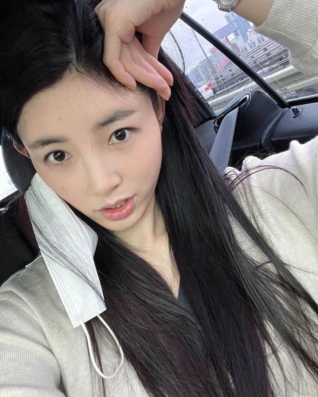ユ・スンオクのインスタグラム：「마스크 잃어버리지 않는 방법 🤣 👂🏻」